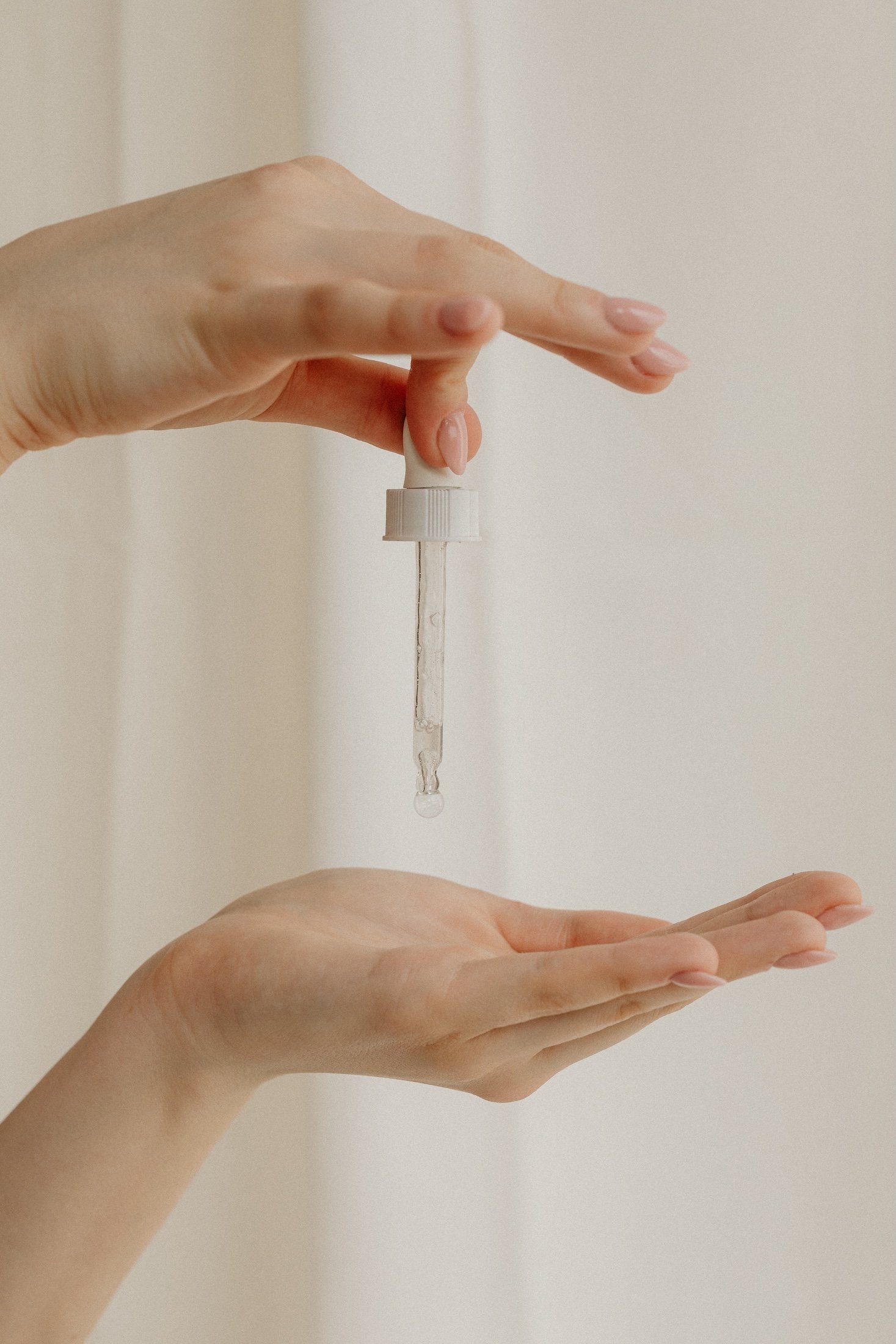 Kosmetologin kaksi kättä, kauneushoitolan lasipipetti.