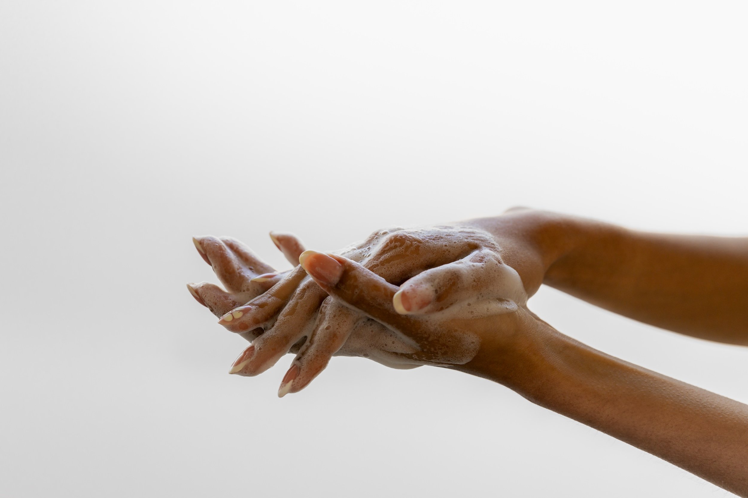 Kosmetologi Velvet Beauty Loungella valmiina tekemään kasvohoidon.