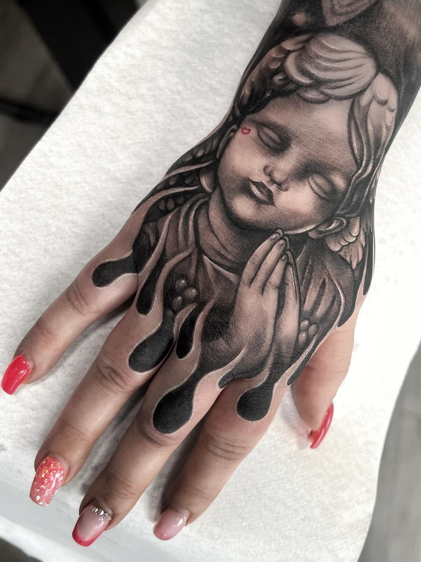 Enkeleit&auml;🪽
#customxtattoo #juhamustonen #enkeli #angeltattoo #tatuoinnitlahti #kynnetkynnet #blackandgray #handtattoo #kes&auml;enkeli #turvotusl&auml;htee