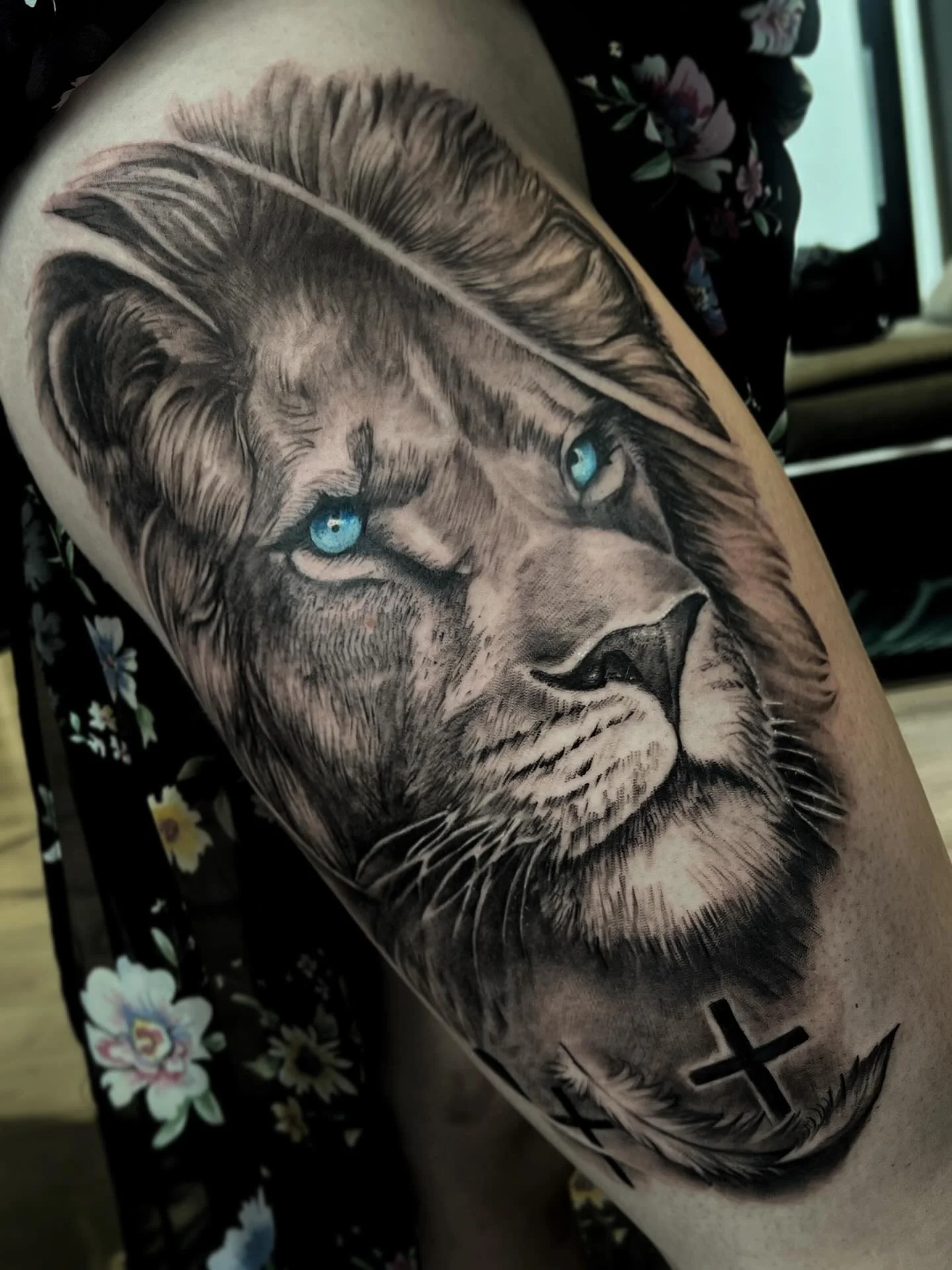 Mukavaa viikonloppua!👋🏻
#customxtattoo #juhamustonen #blackandgray #leijonatatuointi #liontattoo #thightattoo #blueeyes #tatuoinnitlahti #miau