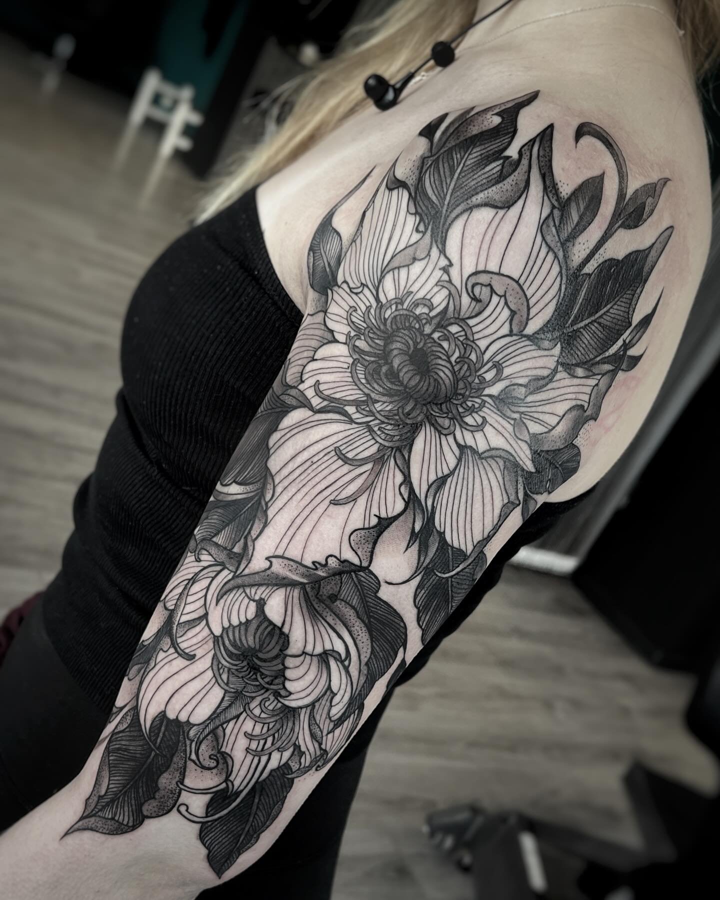 Kes&auml;&auml; kohti hei!
Kes&auml;ll&auml; on kukkia ja toivottavasti ei liikaa lunta. Kes&auml; on my&ouml;s loistava aika ottaa tatuointeja. Kes&auml;ll&auml; pohjoismainen iho voi hyvin ja tatuointien parantelu on helpompaa. Hyv&auml;ll&auml; ts