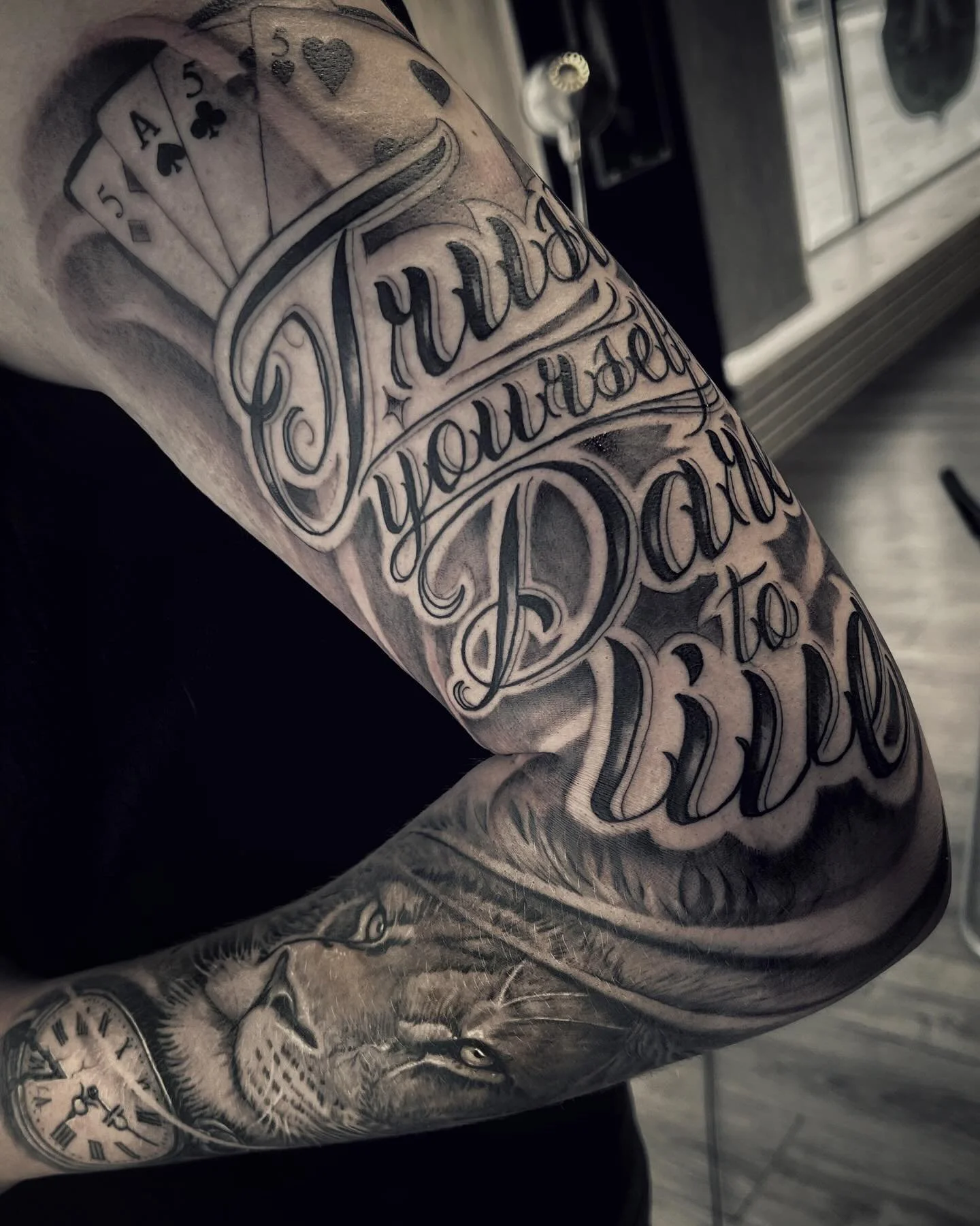 Nnnyt! Huomautukset huomioitu.
M&auml; yrit&auml;n muistaa somettaa s&auml;&auml;nn&ouml;llisemmin. 😁
Oli hyv&auml; viikko! Mukavaa viikonloppua🙌🏻

#customxtattoo #juhamustonen #puheitaeitekoja #tatuoinnit #lahti #letteringtattoo #liontattoo #slee