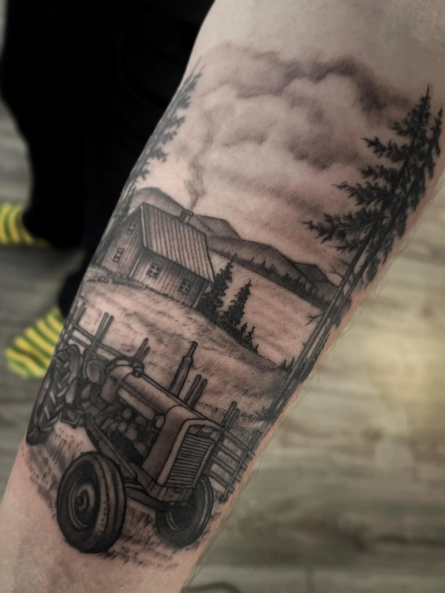 Punainen pirtti ja #valmet361d 🇫🇮
Aurinkoista viikonloppua☀️
.
#customxtattoo #juhamustonen #tatuoinnitlahti #suomitattoo