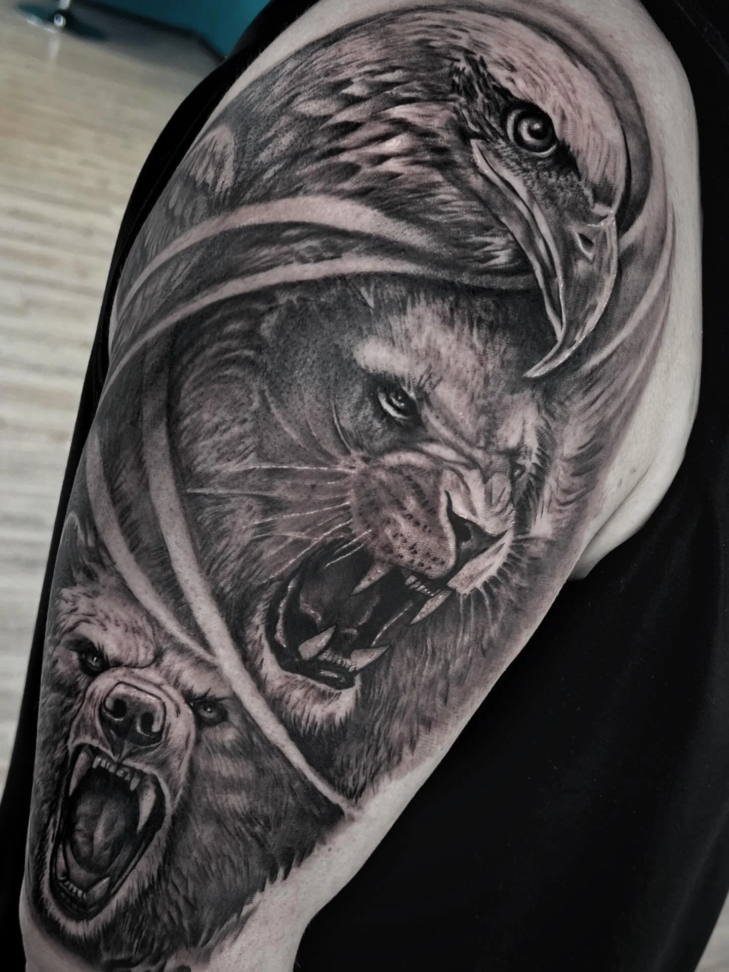 Muutosten kev&auml;t🌅😎
Jatketaan t&auml;st&auml; pian. Hyv&auml;&auml; P&auml;&auml;si&auml;ist&auml;!
#customxtattoo #juhamustonen #tatuoinnitlahti #blackandgreytattoo #lahti