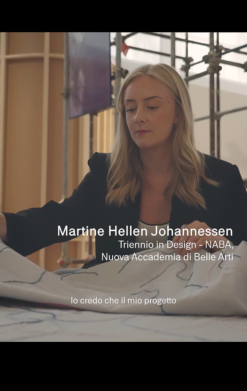 Et bilde av en kvinne med langt blond hår som arbeider med design, med byggestillas og et skjerm i bakgrunnen. Teksten på bildet viser navn og utdanning for Martine Hellen Johannessen, og humoristisk kommentar.