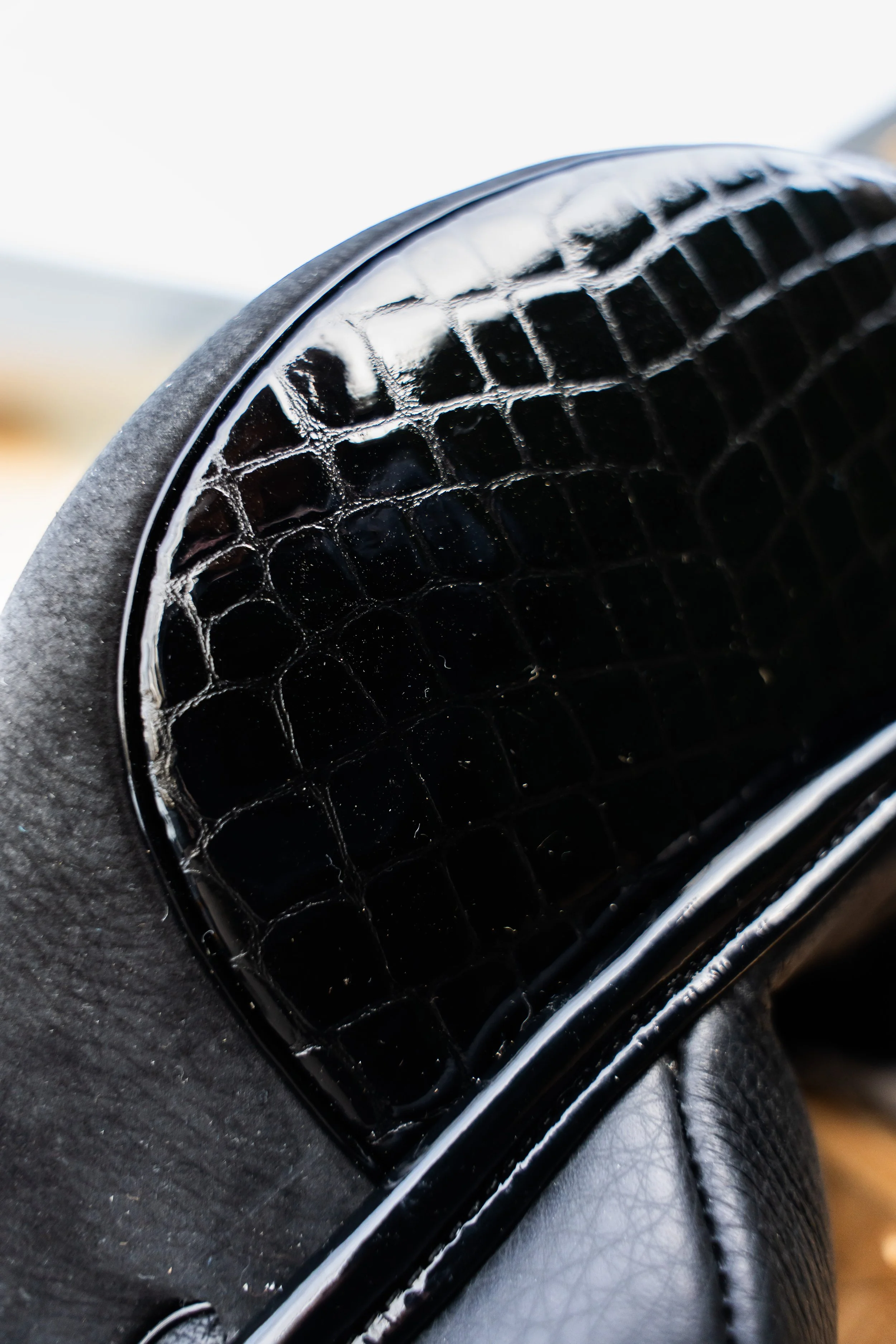 Patent cantle on a saddle with buffalo leather