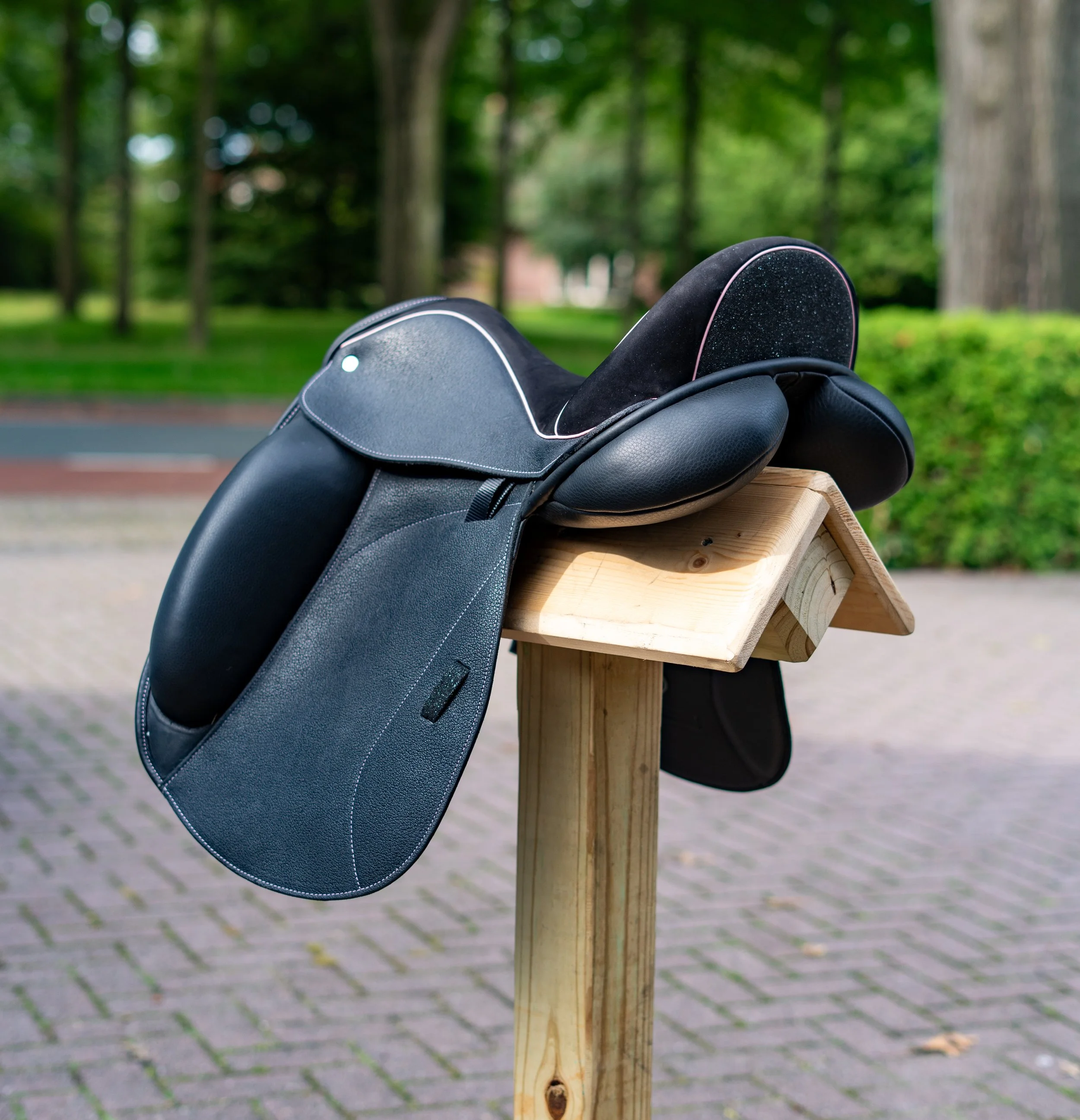 Welt pink buffalo leather horse riding saddle