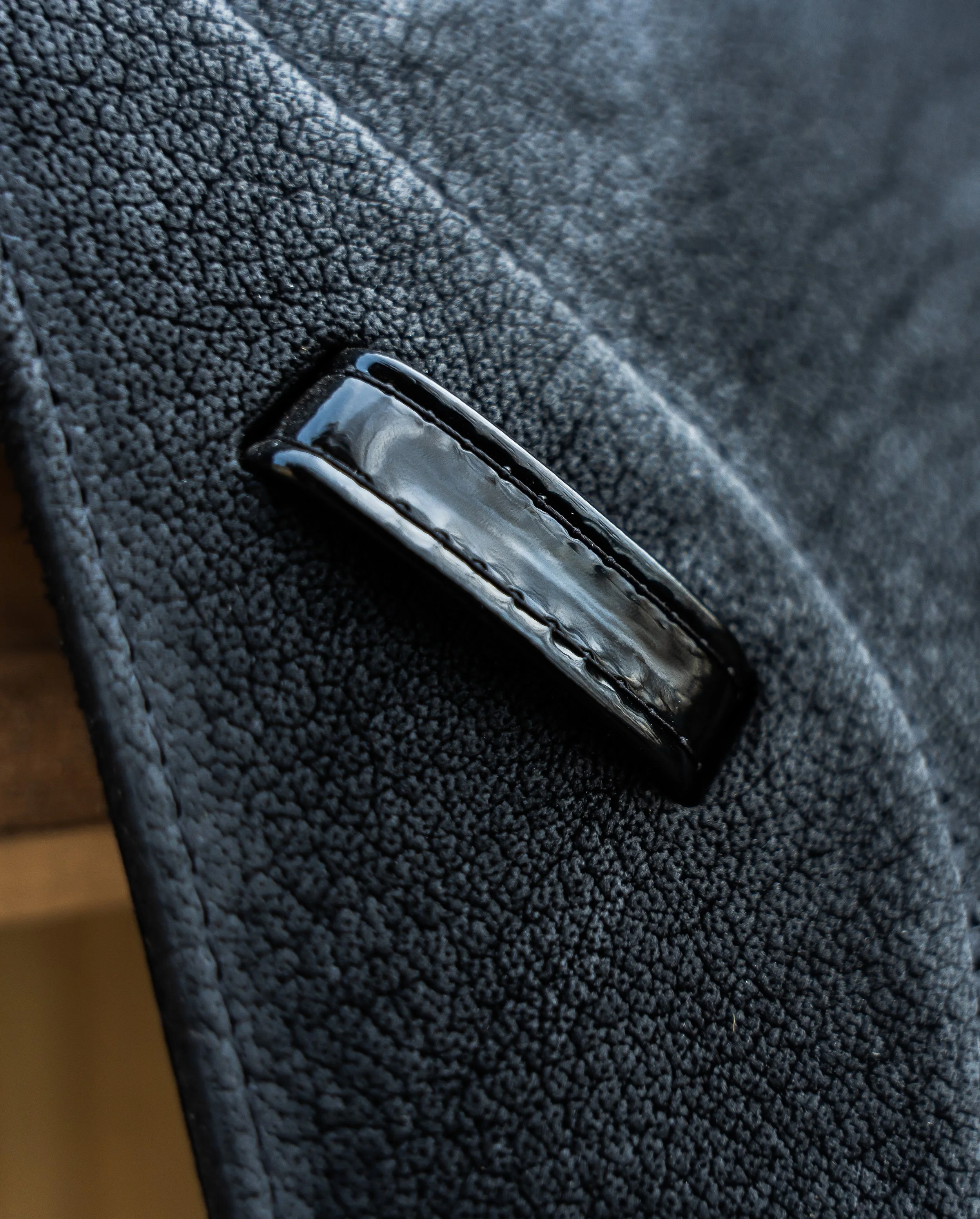 Patent loop on a saddle with buffalo leather