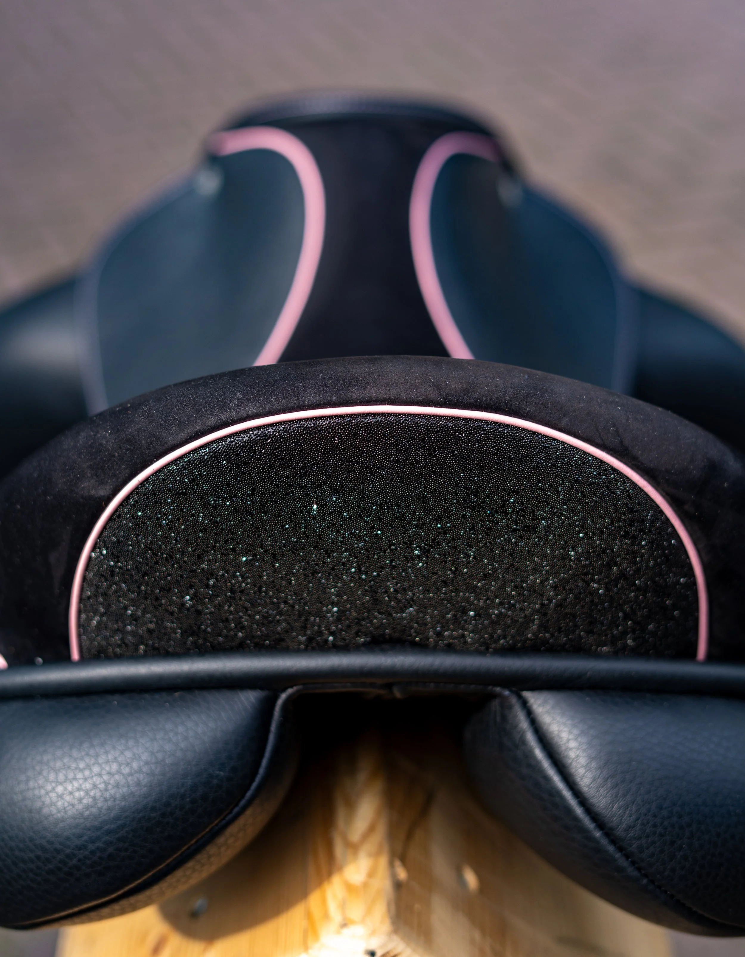Pink details saddle horse with buffalo leather