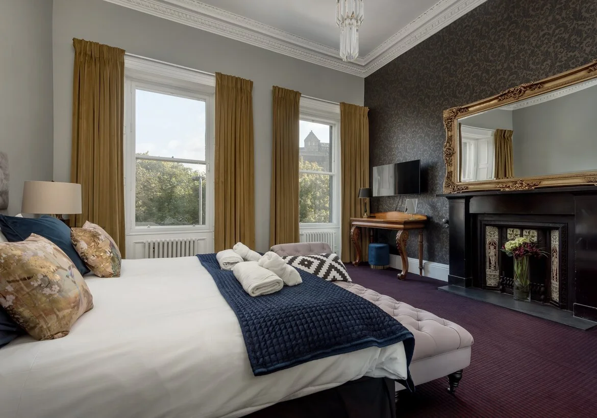 1509317-edinburgh-castle-suite-the-old-town-12.jpg
