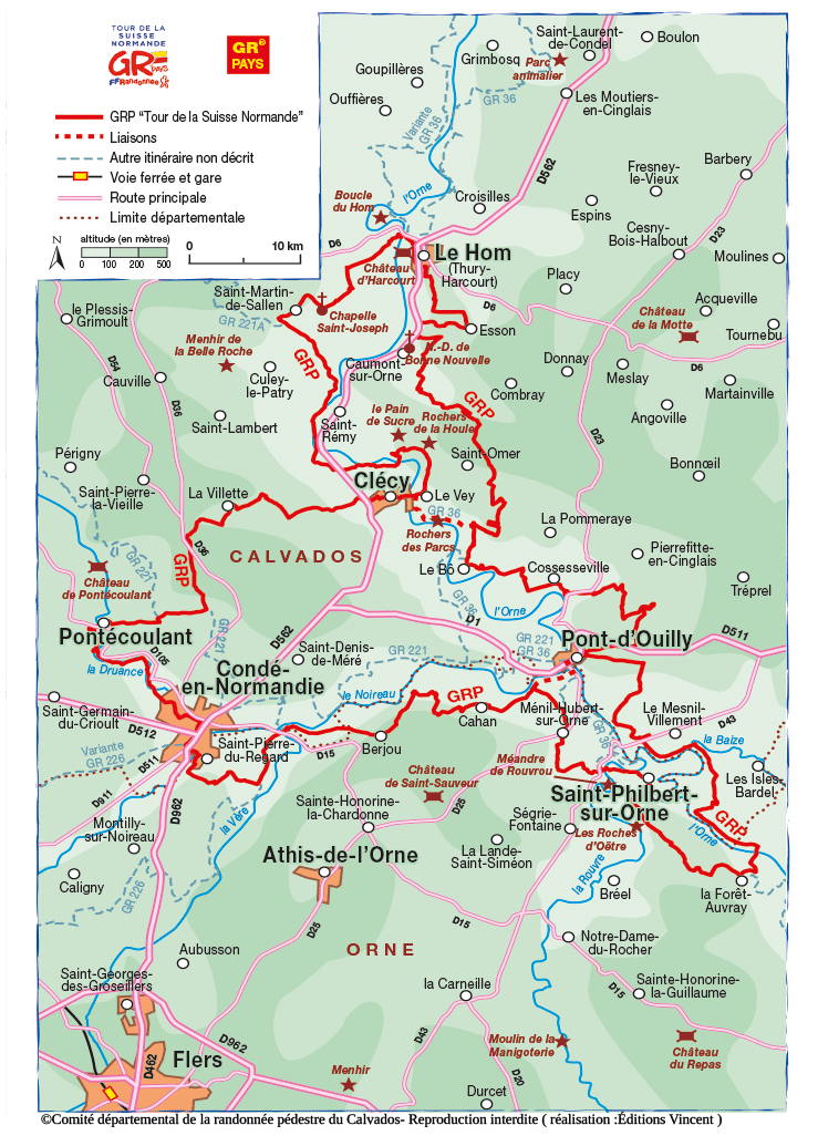 Carte du Tour GR de la Suisse Normande avec itinéraire de randonnée en rouge, principaux sites et châteaux, rivières, routes, et limites départementales.