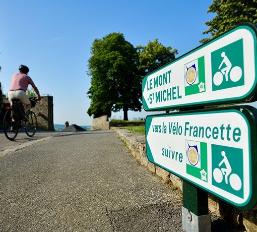 Panneaux routiers indiquant le Mont Saint-Michel et la Vélo Francette
