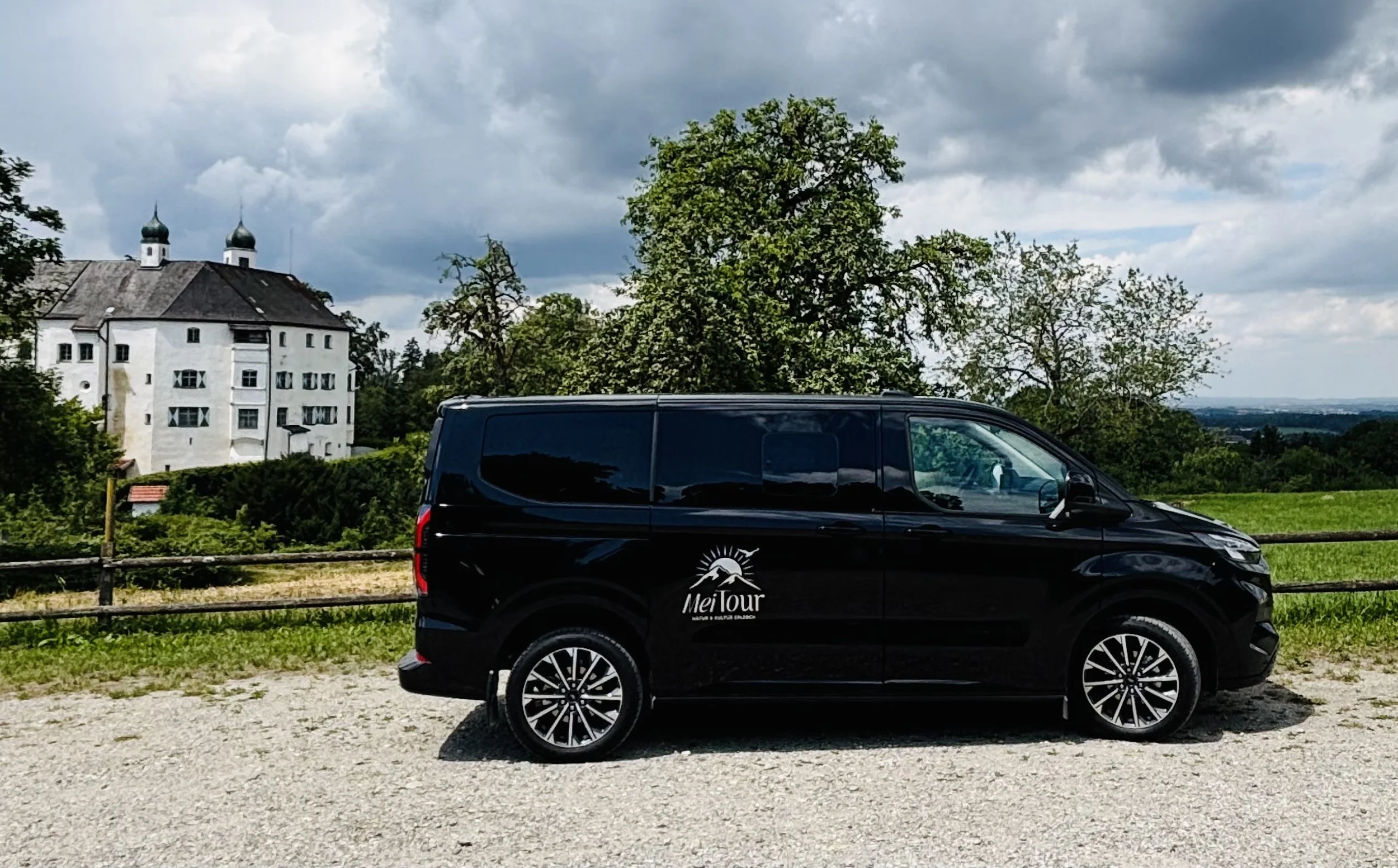 Van für Ausflüge, fotografiert vor Schloß Amerang