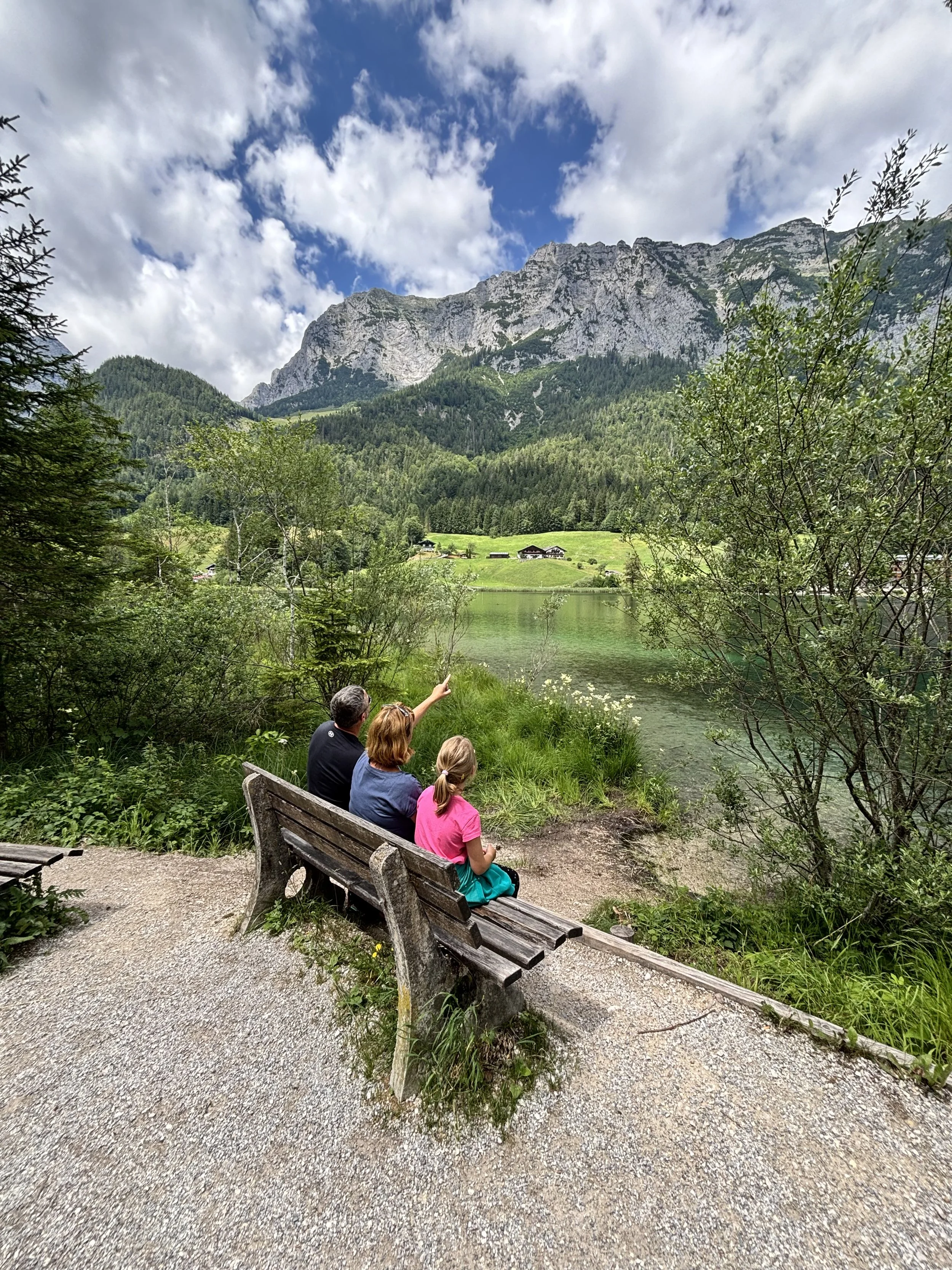 Familie  auf Bank mit Blick auf Hintersee