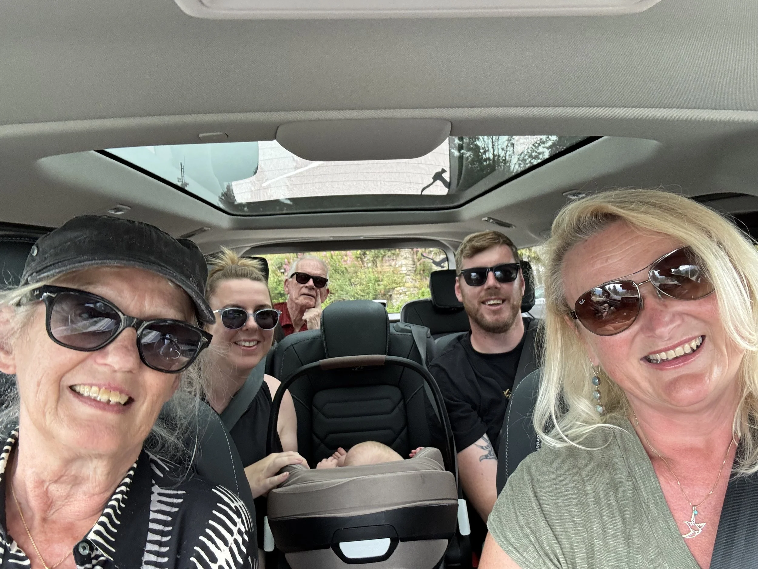 Familie mit Baby on Tour