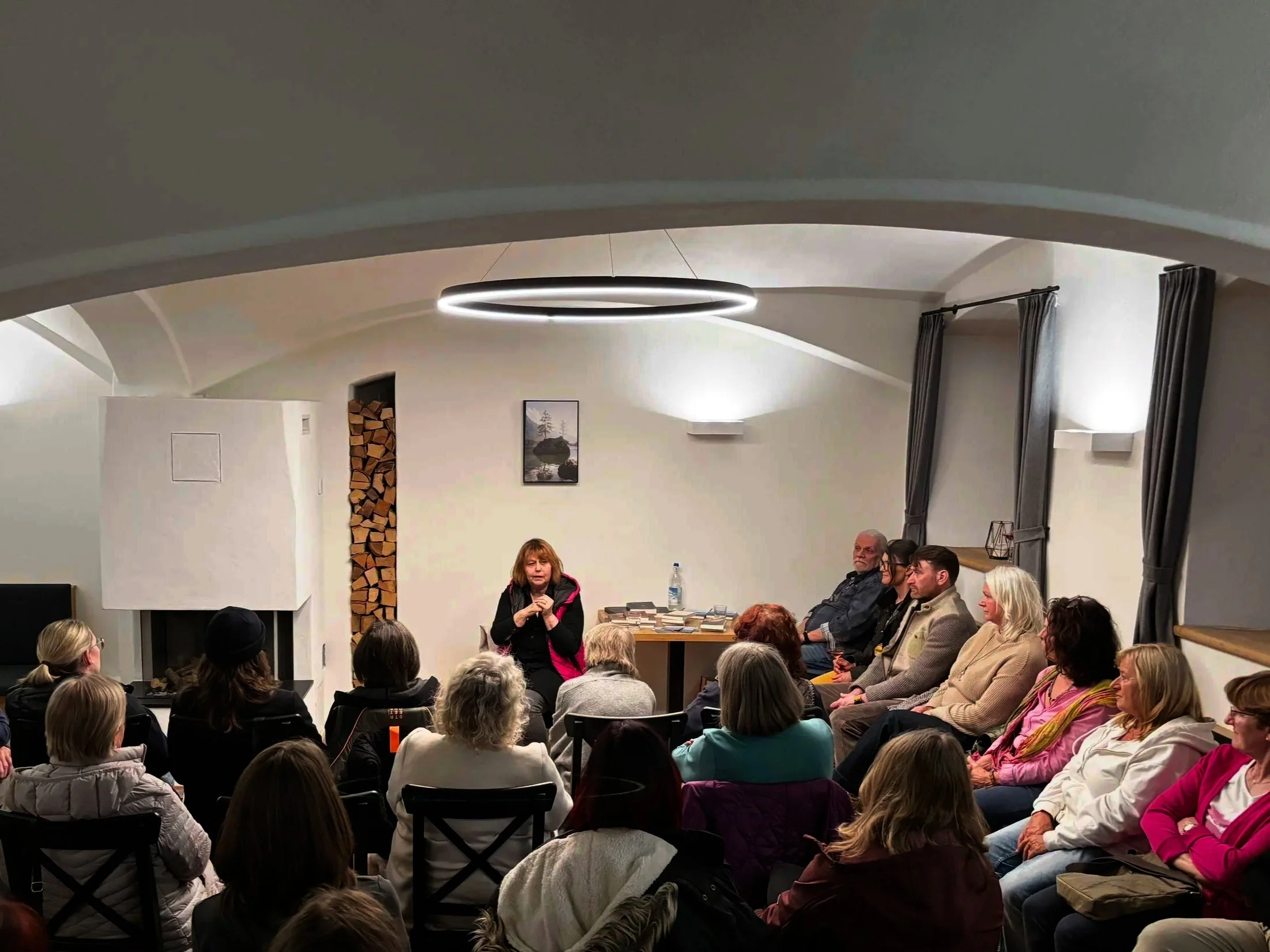 Erzählabend mit Lona Picha-Höberth. Ein gemütlicher Abend im Hotel Das Stein im Amerang mit Märchen, Mythen und Sagen.