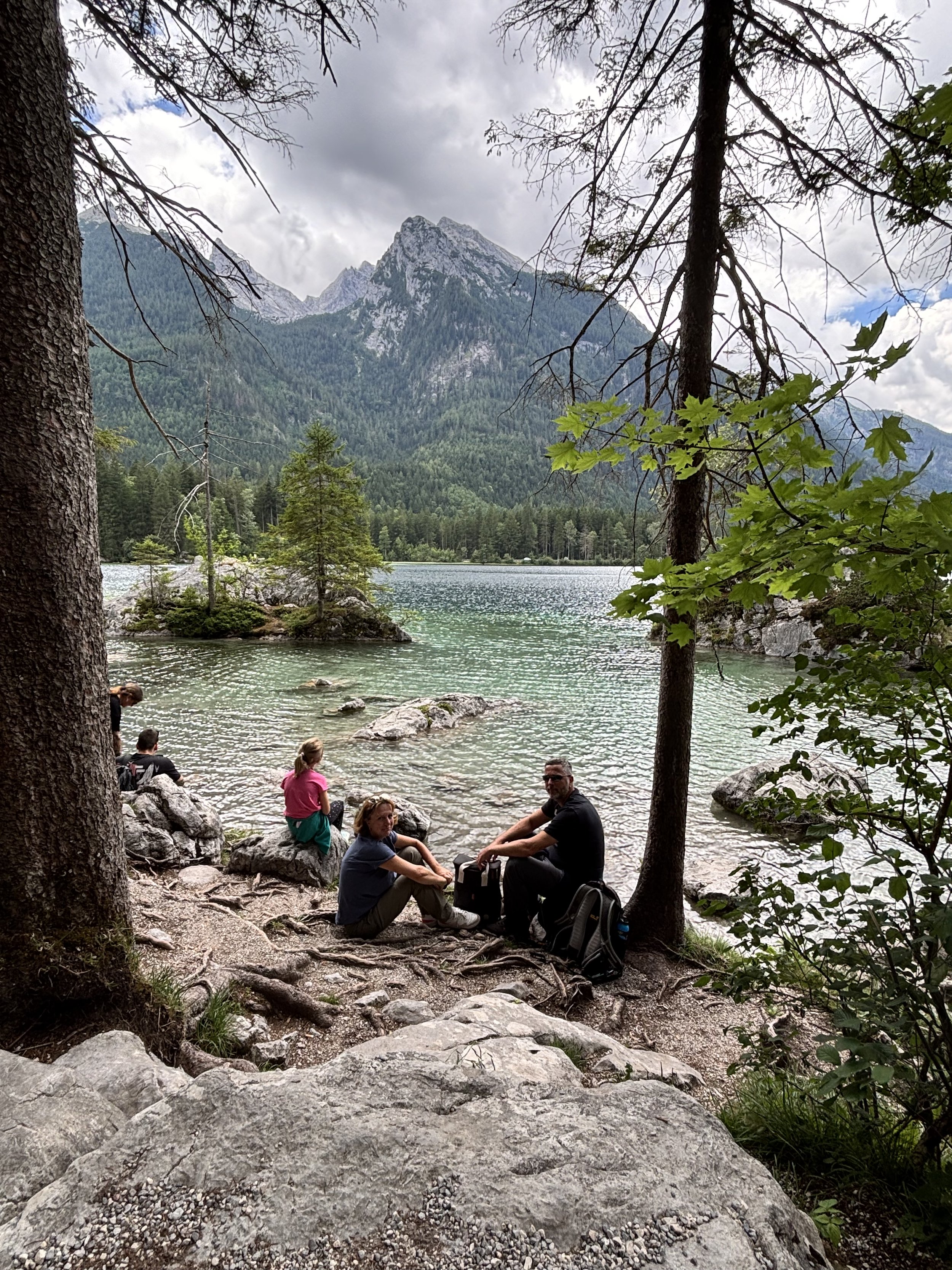 Familie Pause am Hintersee mit Blick auf Watzmann