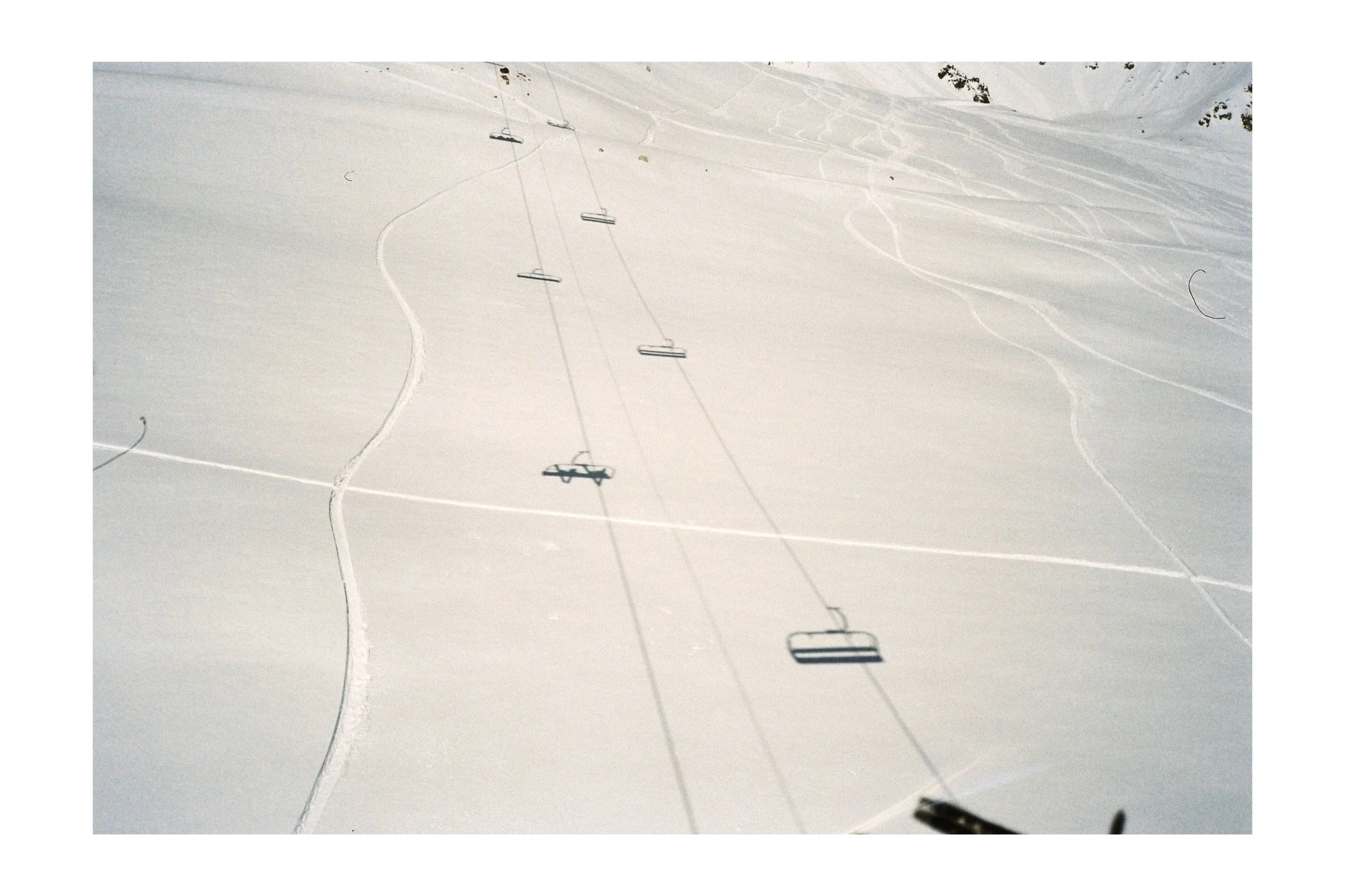 Sneeuwbedekte berg met skigebied en skiliften.