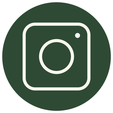 Icona di Instagram in bianco su sfondo verde scuro.