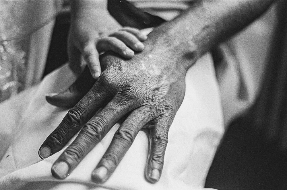Hand Papa&Zora-2 (1 von 1).jpg