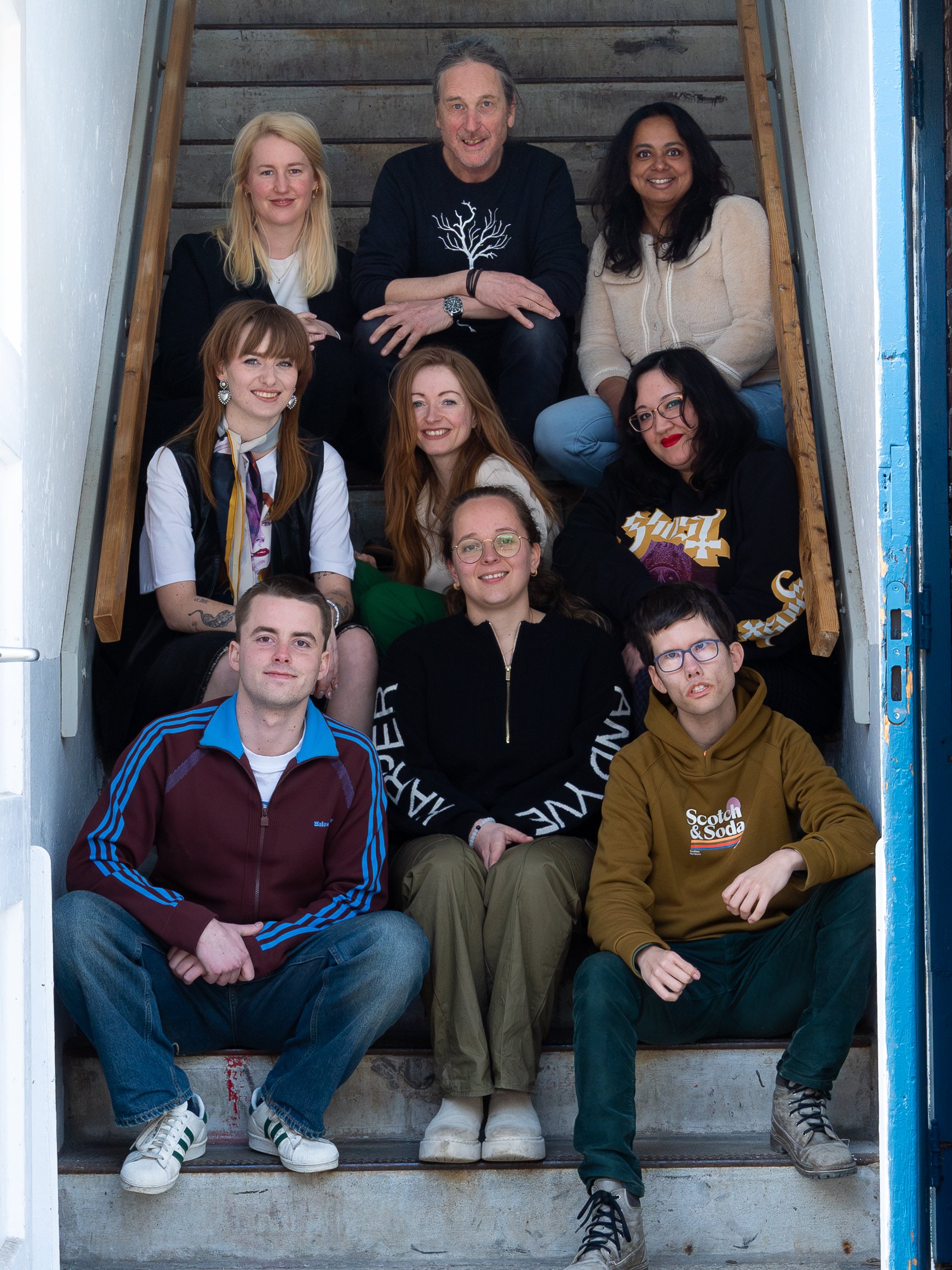 Team en deelnemers van Skill School in leeromgeving tijdens gezamenlijk traject