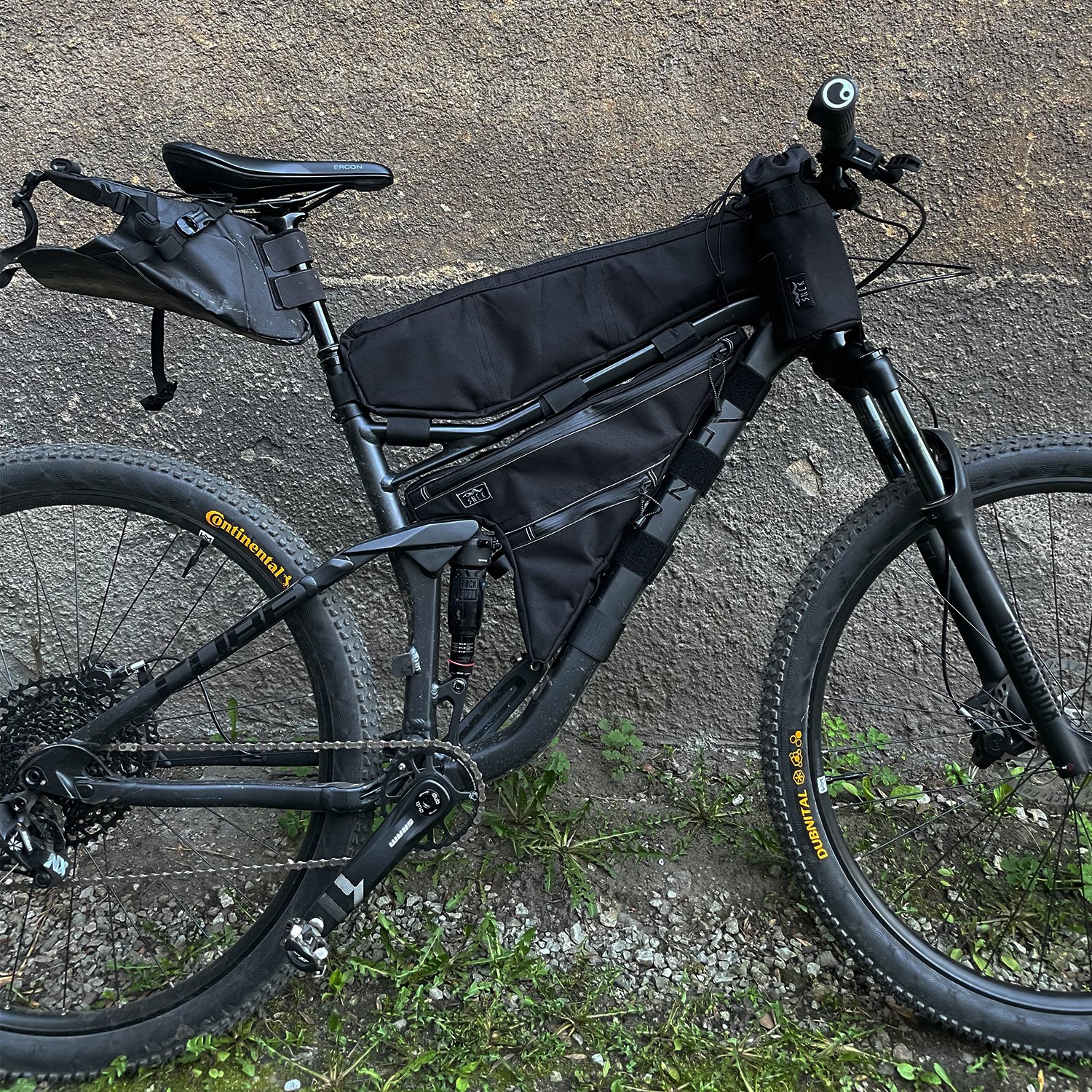 must custom raamikott ja top tube kott ja stemikotid ka.jpg