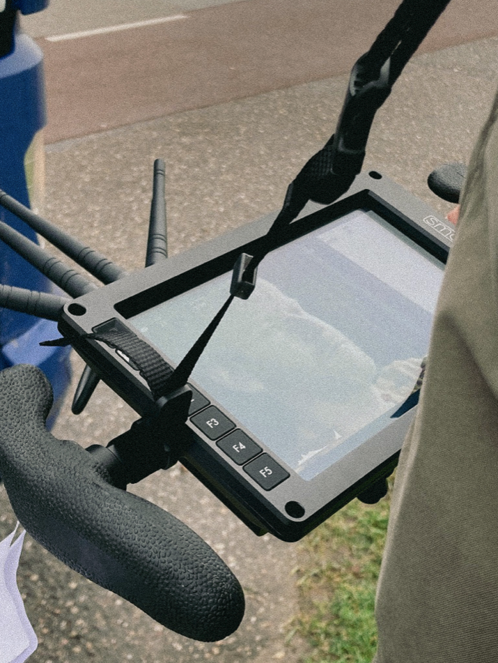 Een close-up van een robotarm met een digitaal scherm, mogelijk onderdeel van een onderzoeks- of industriële robot, gevestigd op een voertuig of machine.