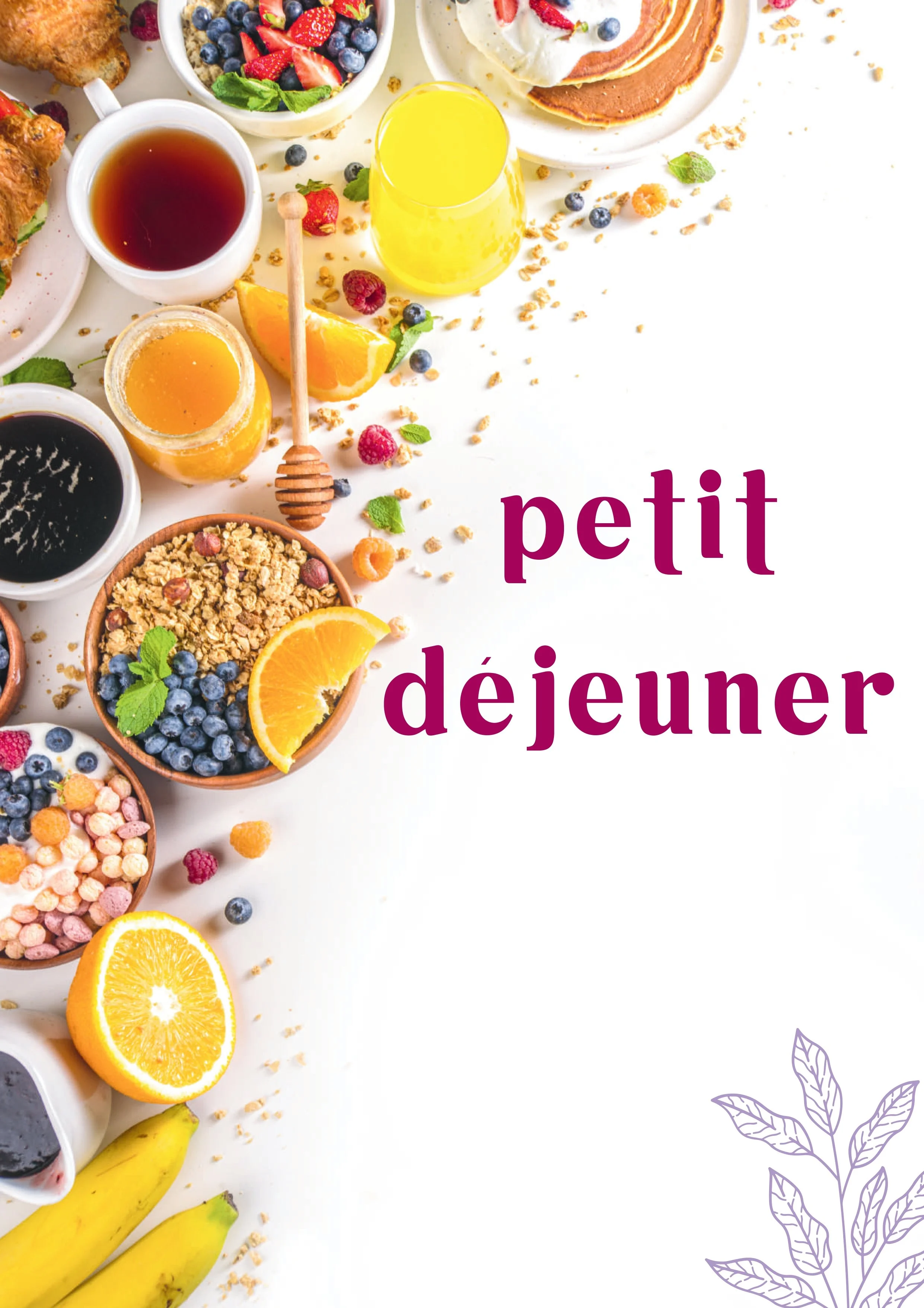 Petit déjeuner avec fruits, céréales, pancakes, miel, jus de fruits, café, thé et yaourt sur une table blanche
