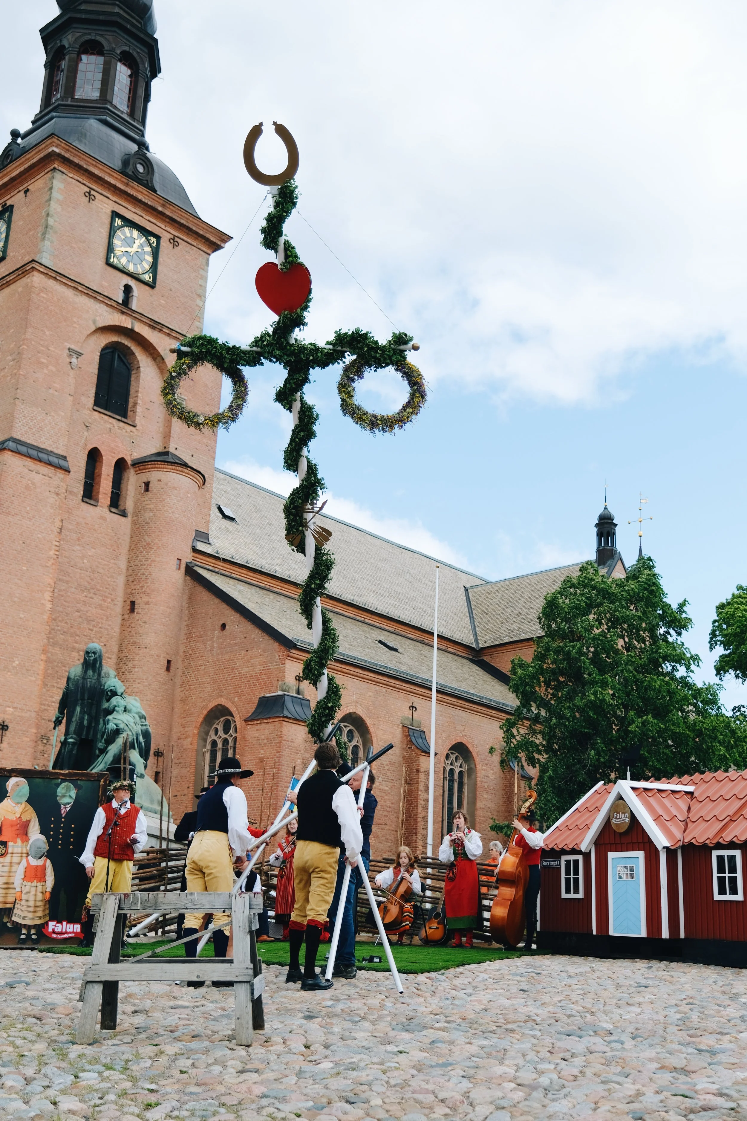 Majstångsresning på Stora torget