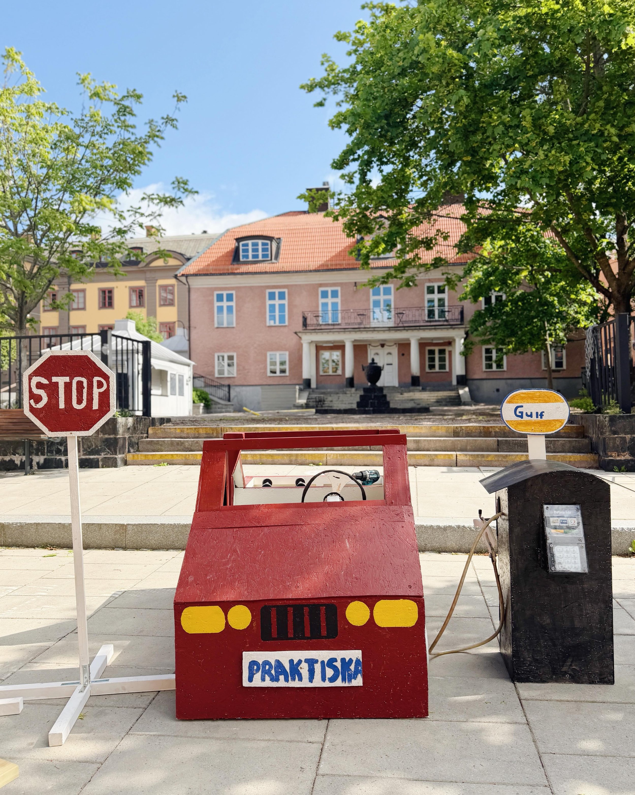 Bege er till Geislerska parken och titta p&aring; den otroligt fina utst&auml;llningen som byggelever fr&aring;n @praktiska_falun, @lugnetgymnasiets_officiella och @hagstromska_falun tillsammans med @falugruppenarkitektkontor skapat 😍

Utst&auml;lln