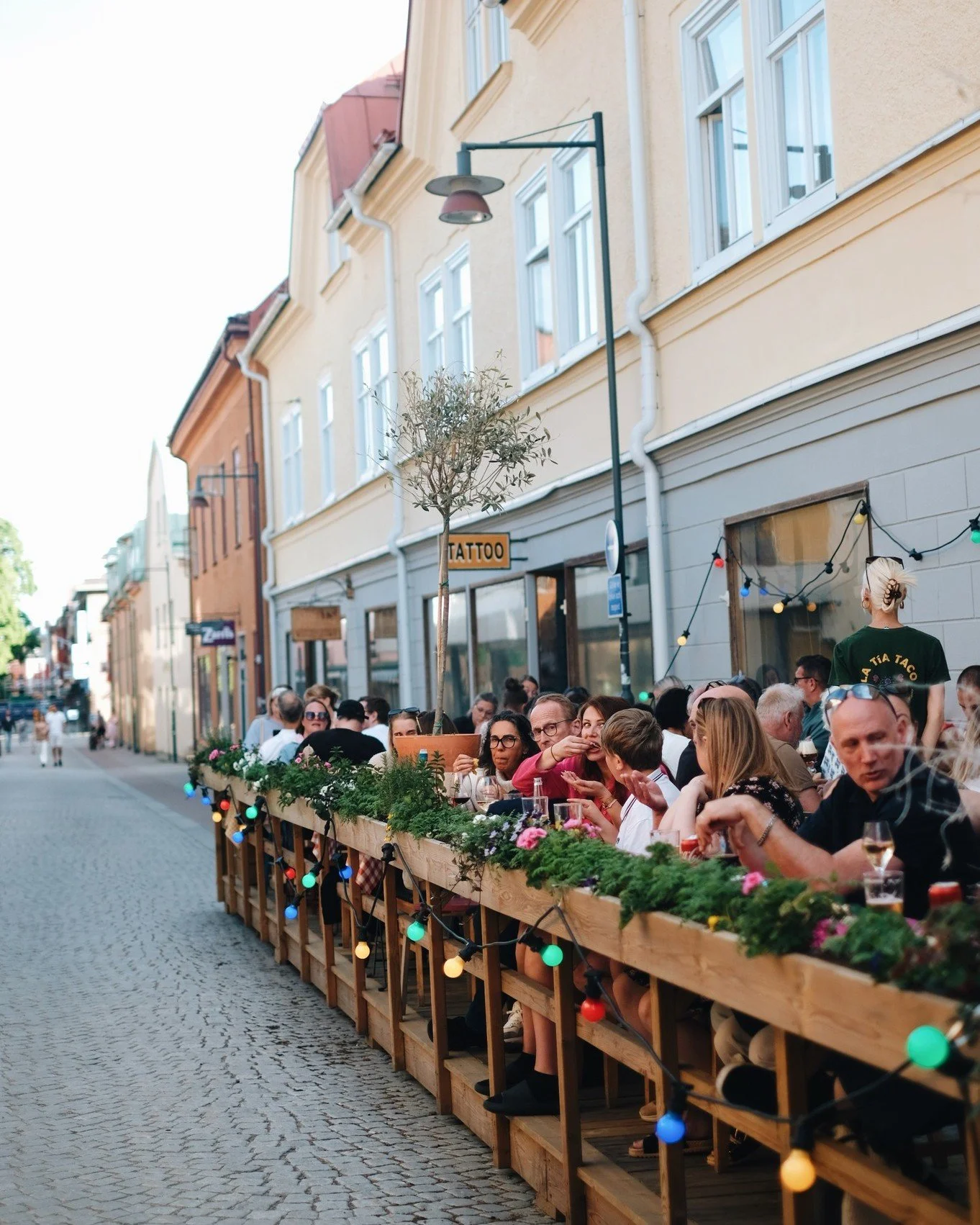Studentvecka i Falun och det m&auml;rks i stan under veckan. Allt du beh&ouml;ver f&ouml;r studentfirandet hittar du hos v&aring;ra lokala butiker och verksamheter som har &ouml;ppet hela veckan 🇸🇪☀️

TISDAG
💜 Studentveckan med Johnny D p&aring; R