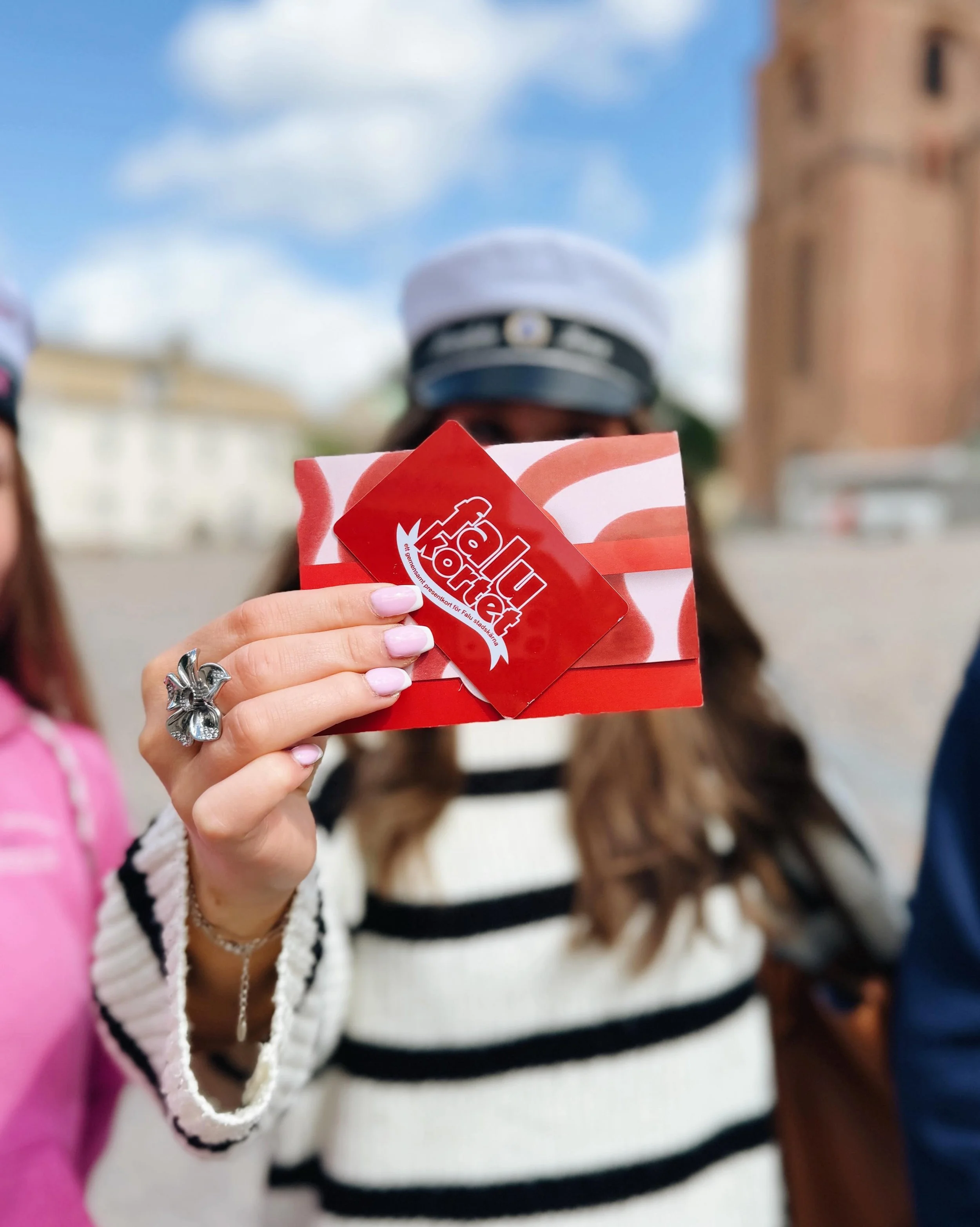 Ska du fira n&aring;gon som tar studenten, examen eller har skolavslutning i veckan? Ge bort ett Falukort som kan anv&auml;ndas hos cirka 100 verksamheter i lokala Falun 💐💳

Falukortet k&ouml;per du enkelt i v&aring;ra presentkortsmaskiner i Falan 
