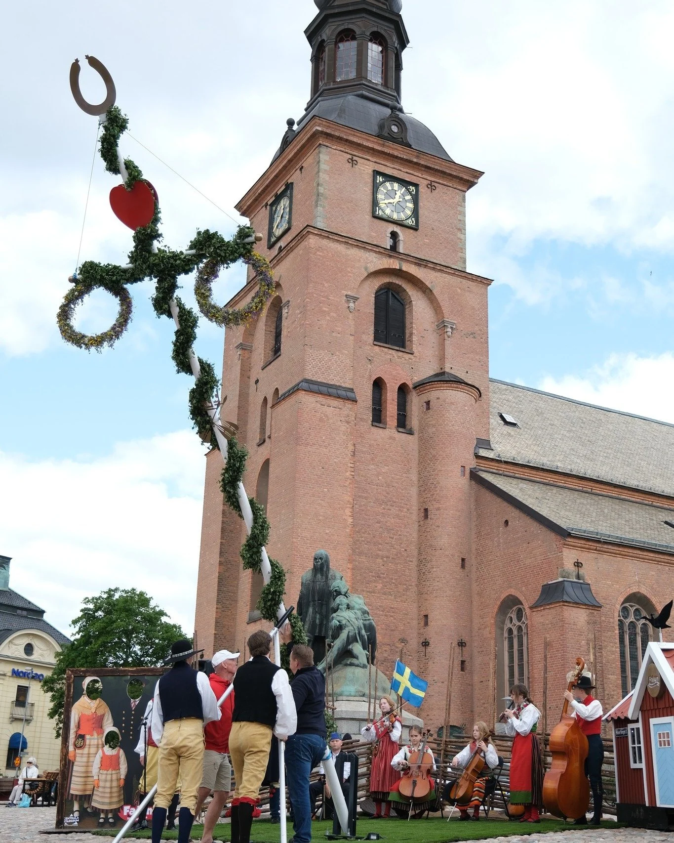 V&auml;lkommen till stan f&ouml;r att fira in midsommar! ☀️🇸🇪
Onsdag den 17 juni klockan 17:00 reser vi majst&aring;ngen p&aring; Stora torget i Falun till tonerna av st&auml;mningsfull musik. Efter st&aring;ngresningen bjuder vi p&aring; t&aring;r