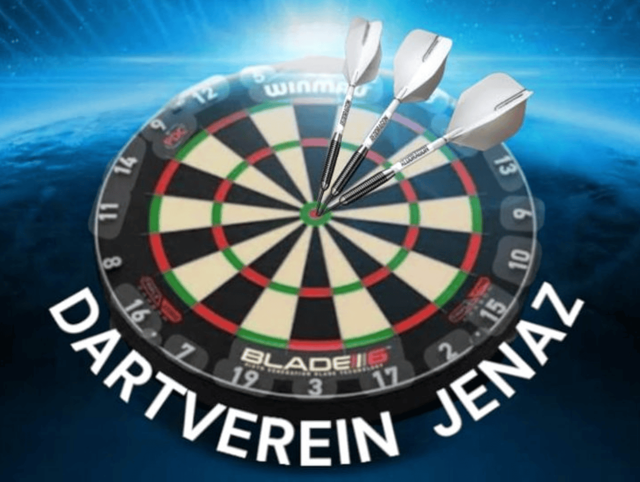 Hände einer nicht erkennbaren Frau von oben, die aromatische Gewürze auf ein Stück rohes Fleisch über Pergamentpapier reibt