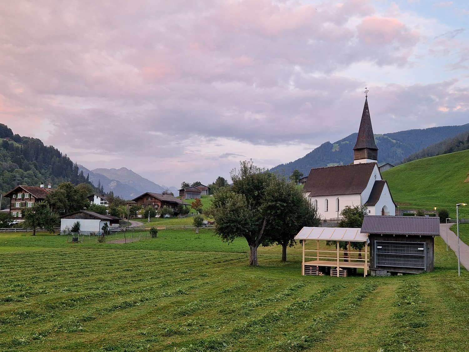 Aufbau Brüel-Fescht 2024 Kirche Jenaz
