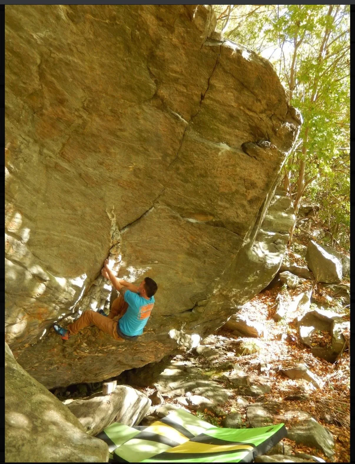 A lesser known side of Great Barrington bouldering - @southernadirondackclimber cruising Larry V6 over at the sunny-side zone. An obvious line that starts on an impressive quartz crystal band and continued up a tall, clean wall for a photo finish.