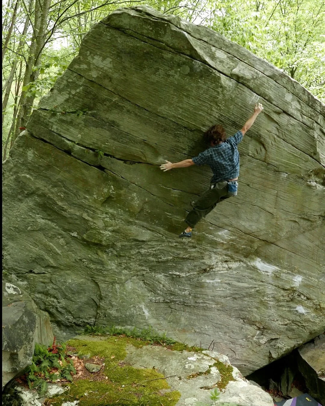 @_colinsquire_ getting air on Pyromaniac in GB, photo credit @decoyholds #bouldering #rockclimbing #greatbarrington