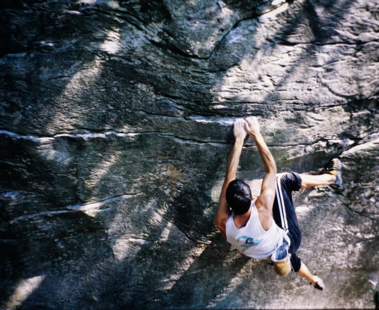 Noah on Harry White Thing, V6. Photo credit @thummo #bouldering #greatbarrington #rockclimbing #gneiss
