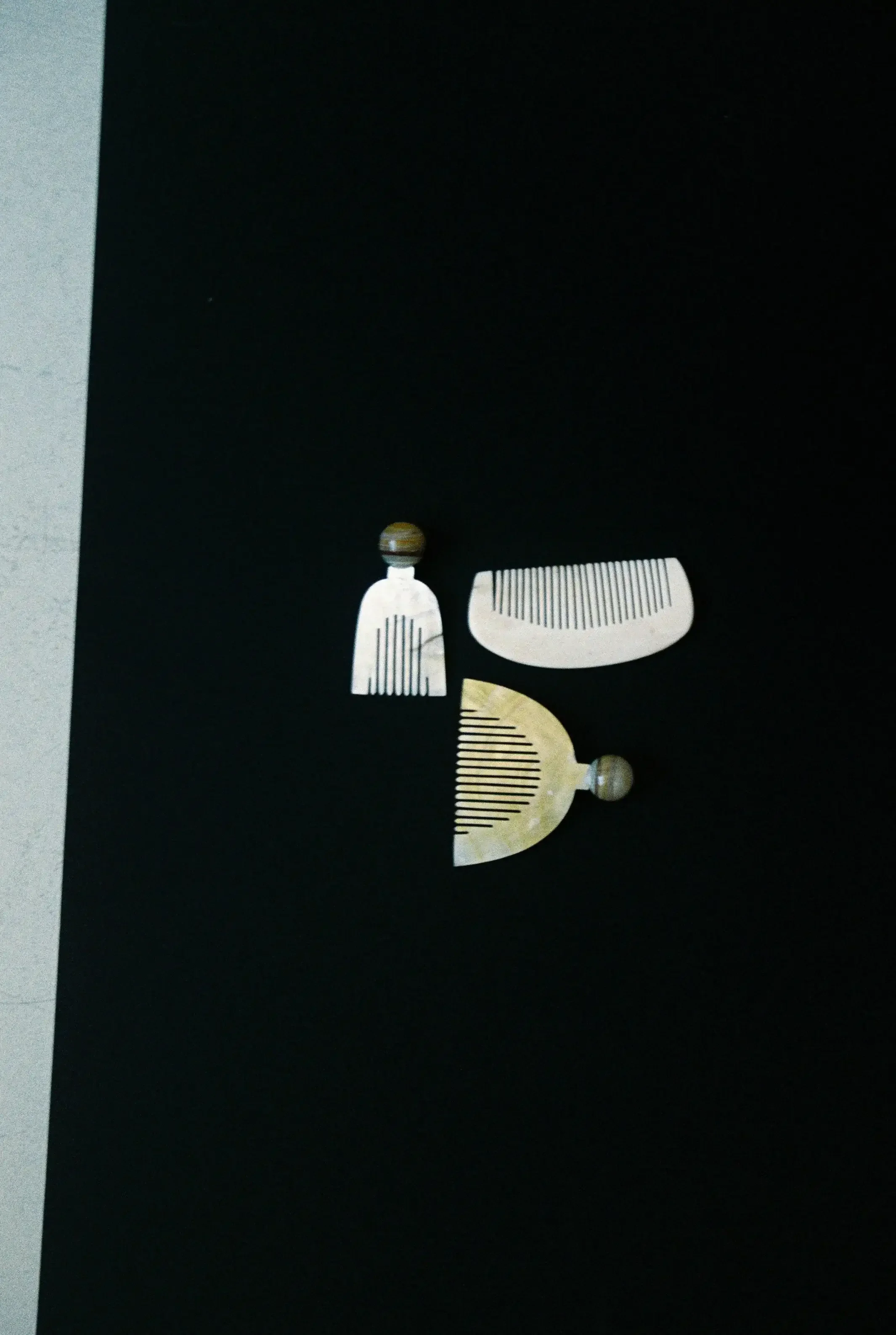 object-01-haircomb-3.webp