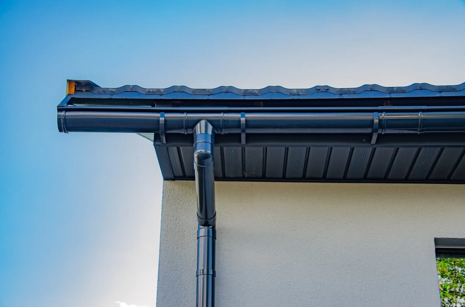 How Gutter Repair Helps Prevent Winter Water Damage