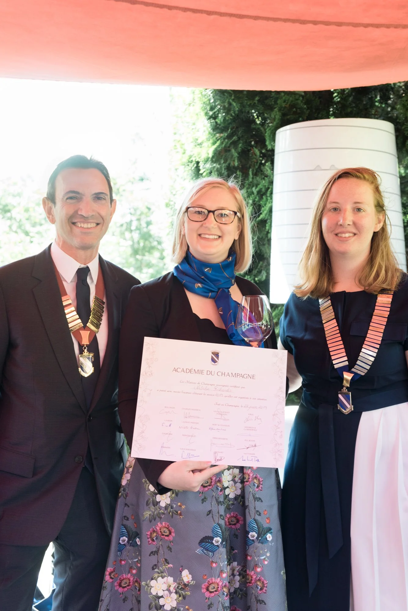 Champagne Academie - Juin 2019. Natalie Cross holding a certificate presented by the presidential house and the Chair of Champagne Academy©Anne Lemaitre