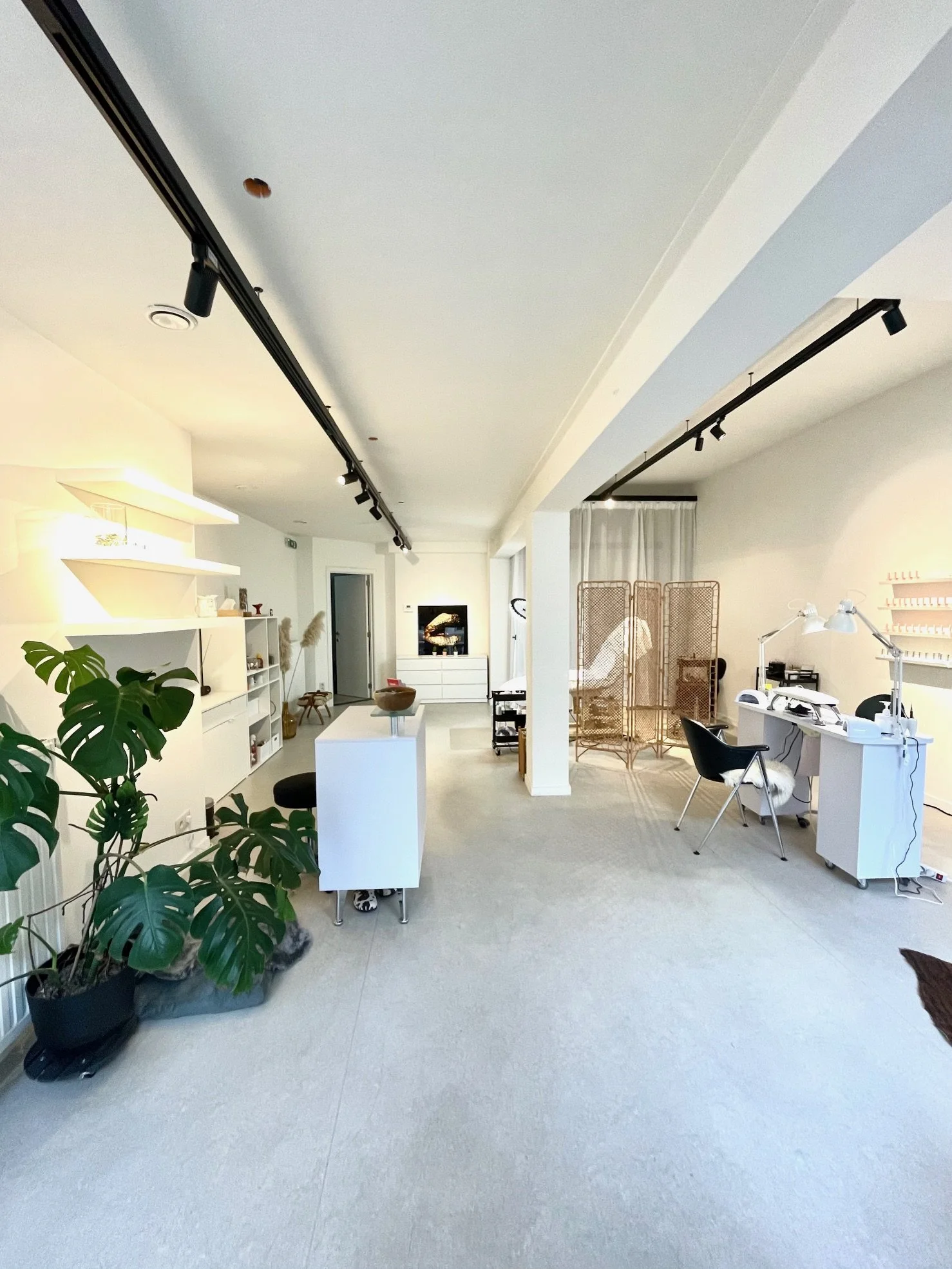 Binnenruimte van het schoonheidssalon met behandelplaatsen.