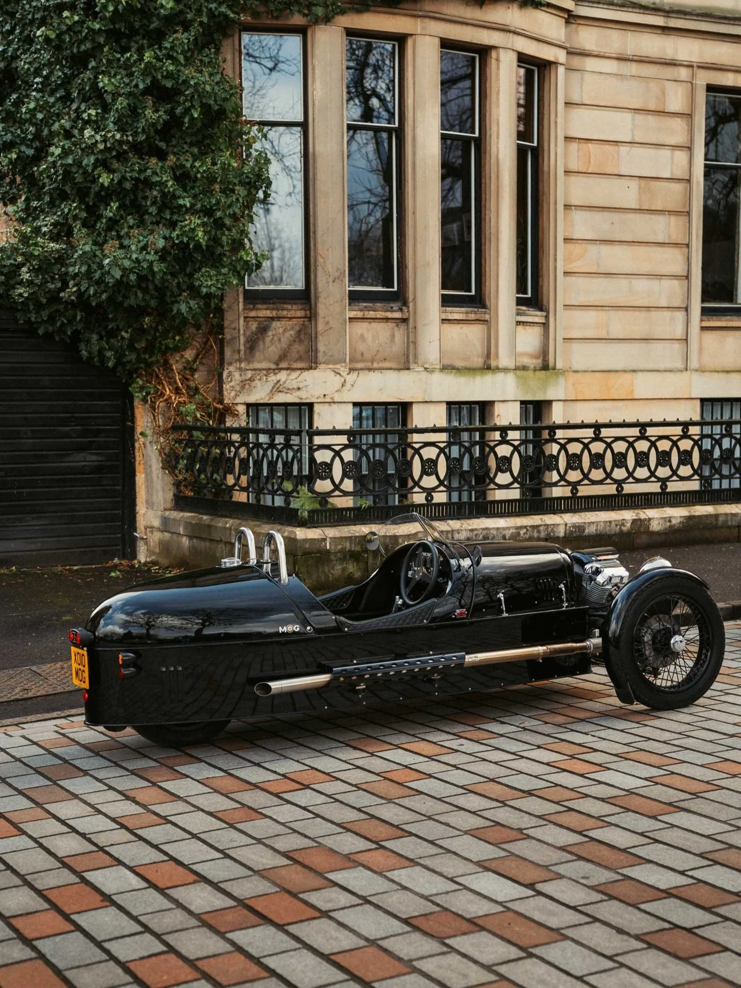 We had this stunning @morganmotor 3-wheeler stop by @thealamoguesthouse last week. 

The Morgan doesn&rsquo;t whisper down the road, it announces itself, all exposed engineering, wind-in-your-hair freedom, and unapologetic vintage spirit. It turns ev