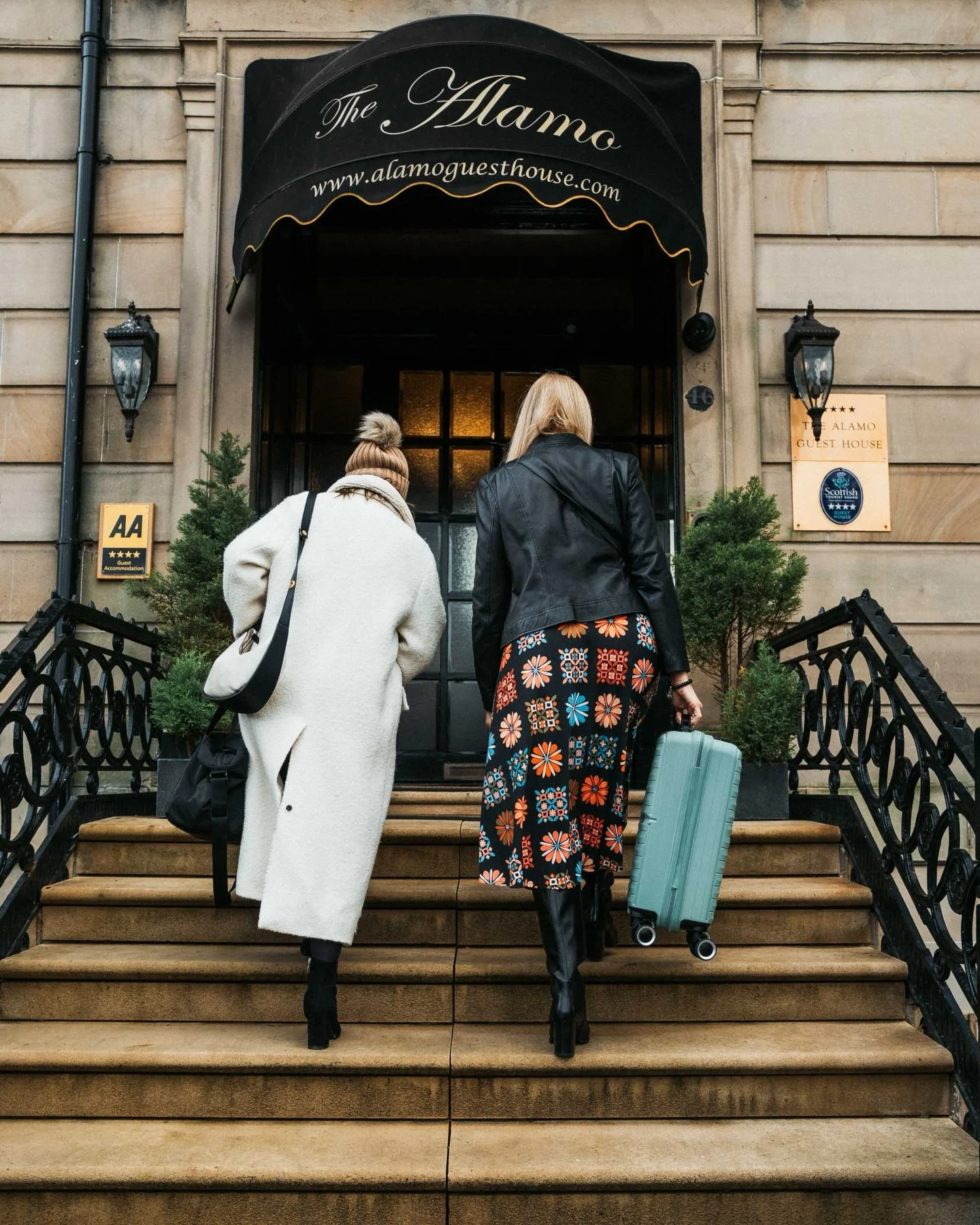 Grab your bestie and make a weekend of it at @thealamoguesthouse 

Our comfy twin rooms are perfect for a little city escape together. Spend the evening catching a show in the West End, then head out for drinks and a delicious meal before strolling b