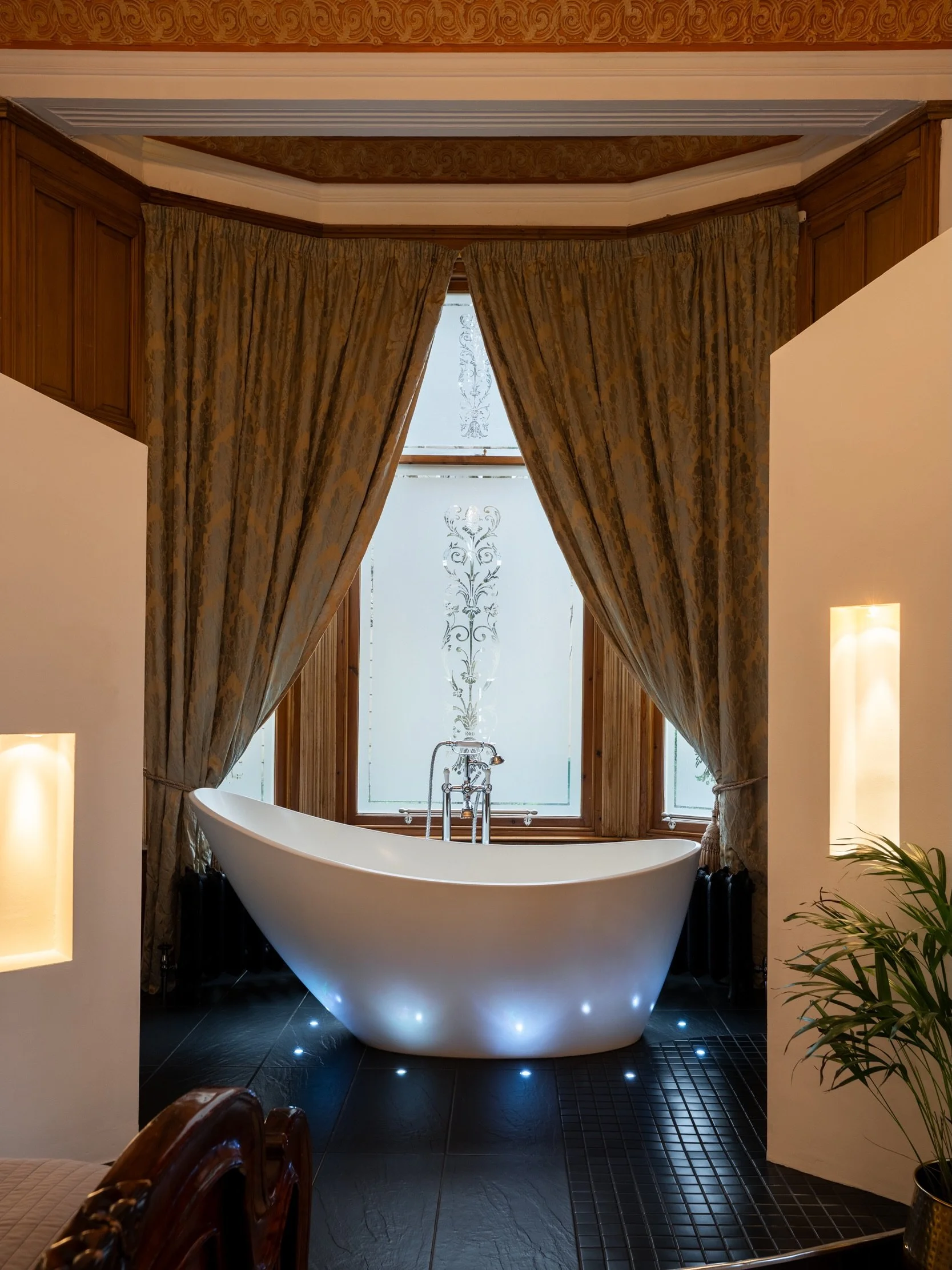 Our Alamo Suite is made for switching off. 

With a slipper shape freestanding bath and separate rainfall shower, you won&rsquo;t want to leave your suite. 

#thealamoguesthouse #glasgow #boutiquehotel #glasgowhotels #westendglasgow