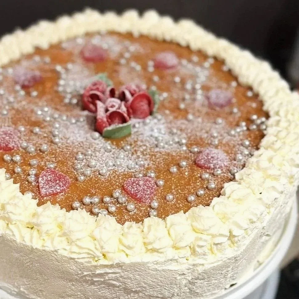 Voit tilata meiltä myös täytekakkuja. ‎Kerro lomakkeen viestikentässä mitä tarvitset. ❤️  Täytekakku ︱
10 hengelle 50 € ︱
15 hengelle 55 € ︱
20 hengelle 60 € ︱
25 hengelle 65 € ︱
30 hengelle 70 €