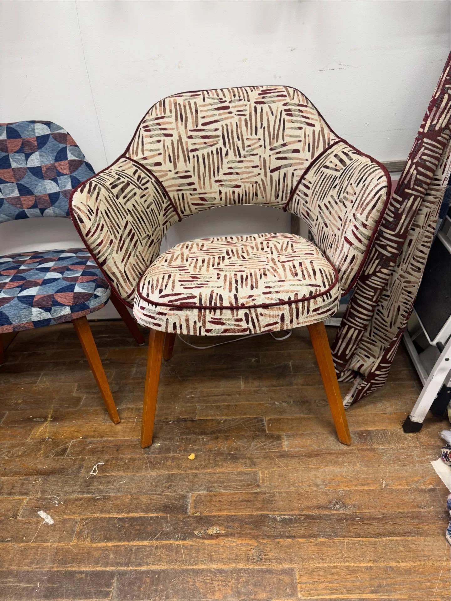 My client loved this print but worried the pink was stealing the show. A cranberry piping shift pulls your eye, balances the palette, and lets the deeper tone lead.

Small detail. Big impact. 💥

#reupholstered #beforeandafter #madeinnyc