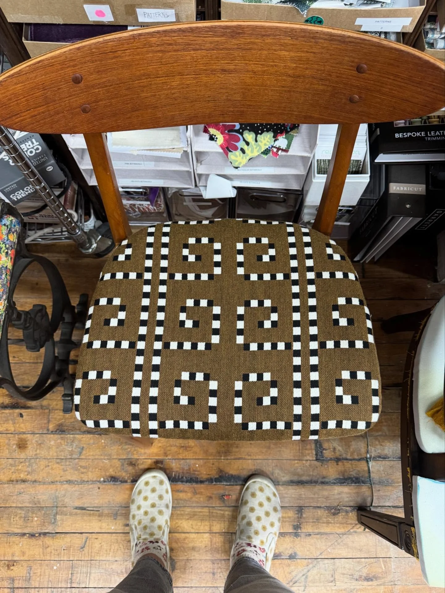 After ➡️ Before. 

Can't get enough of this transformation in @blockshoptextiles. This dining room just got so much cooler. 

#reupholstery #chairmakeover #beforeandafter #madeinnyc