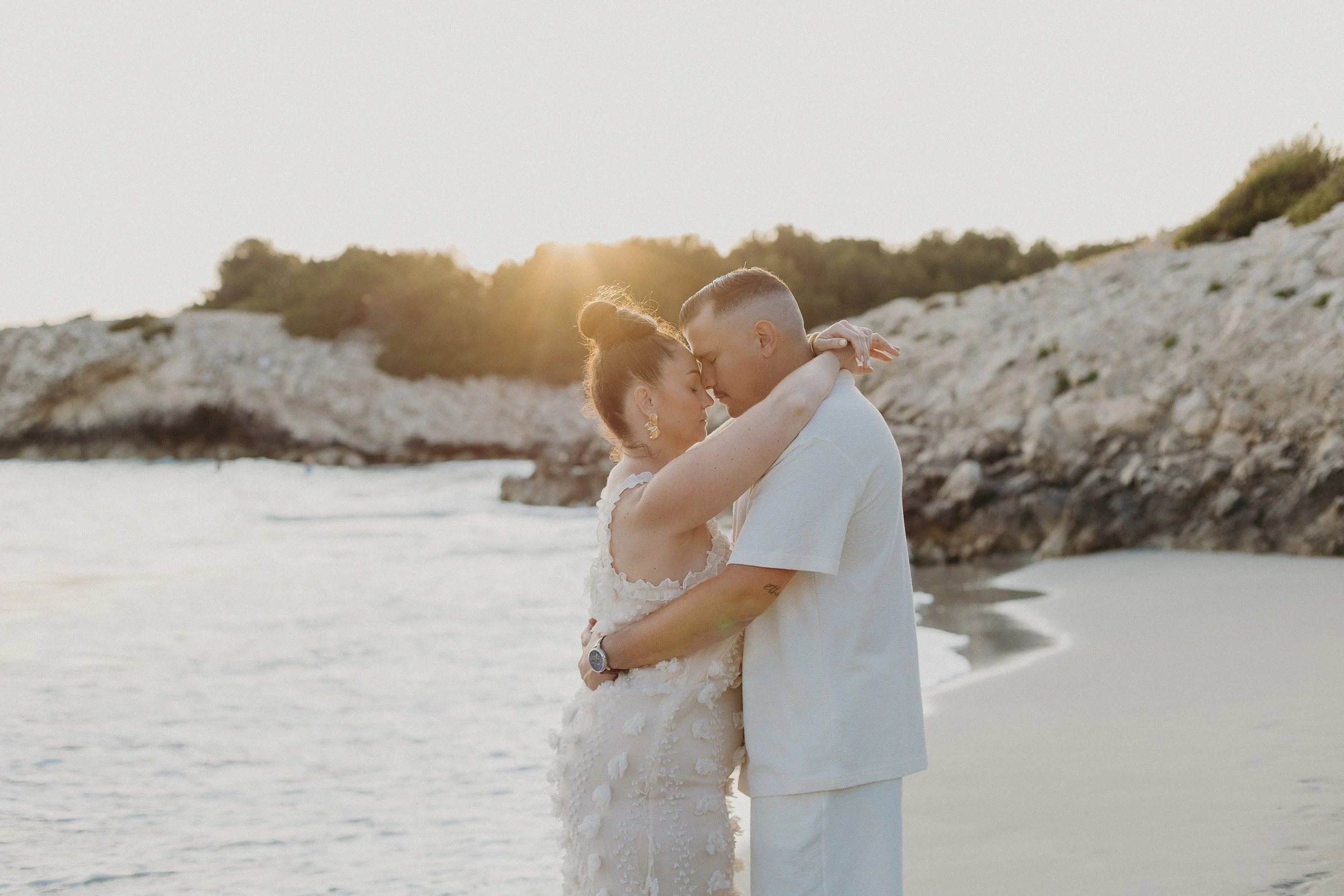 séance engagement à la plage au coucher du soleil
