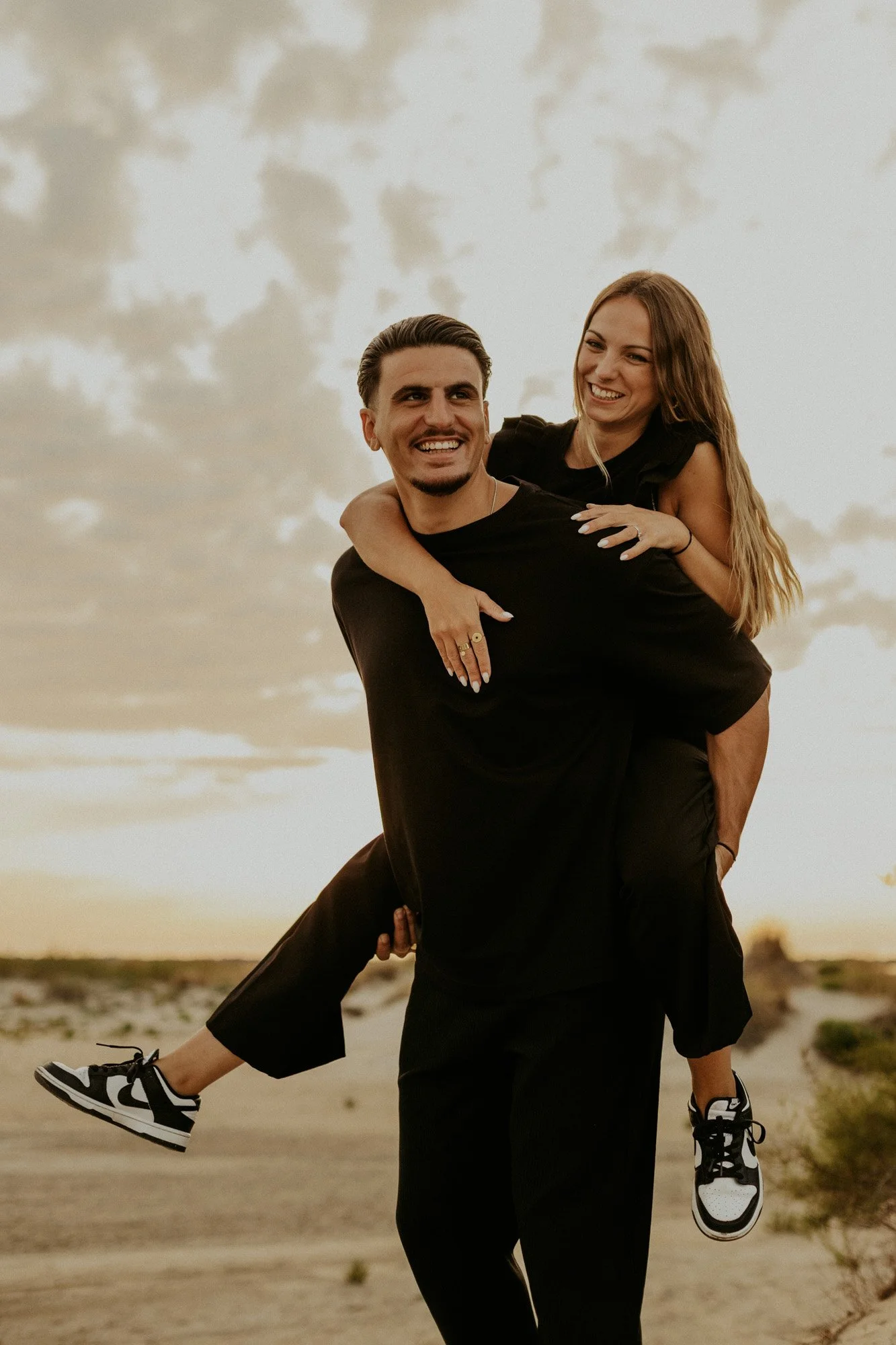 photo de couple naturelle à la plage